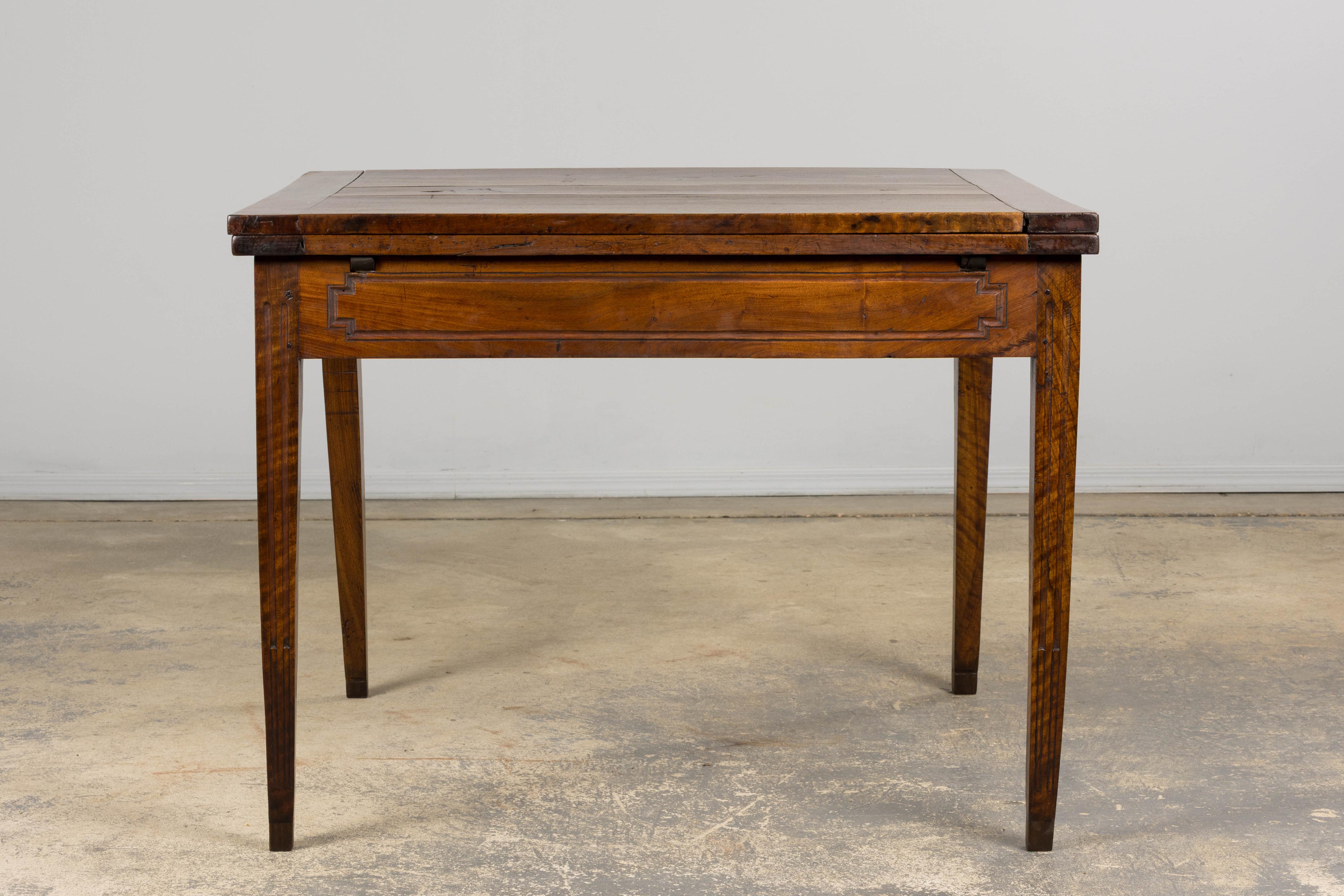 19th Century French Neoclassical Louis XVI Walnut Extending Dining Table For Sale 9