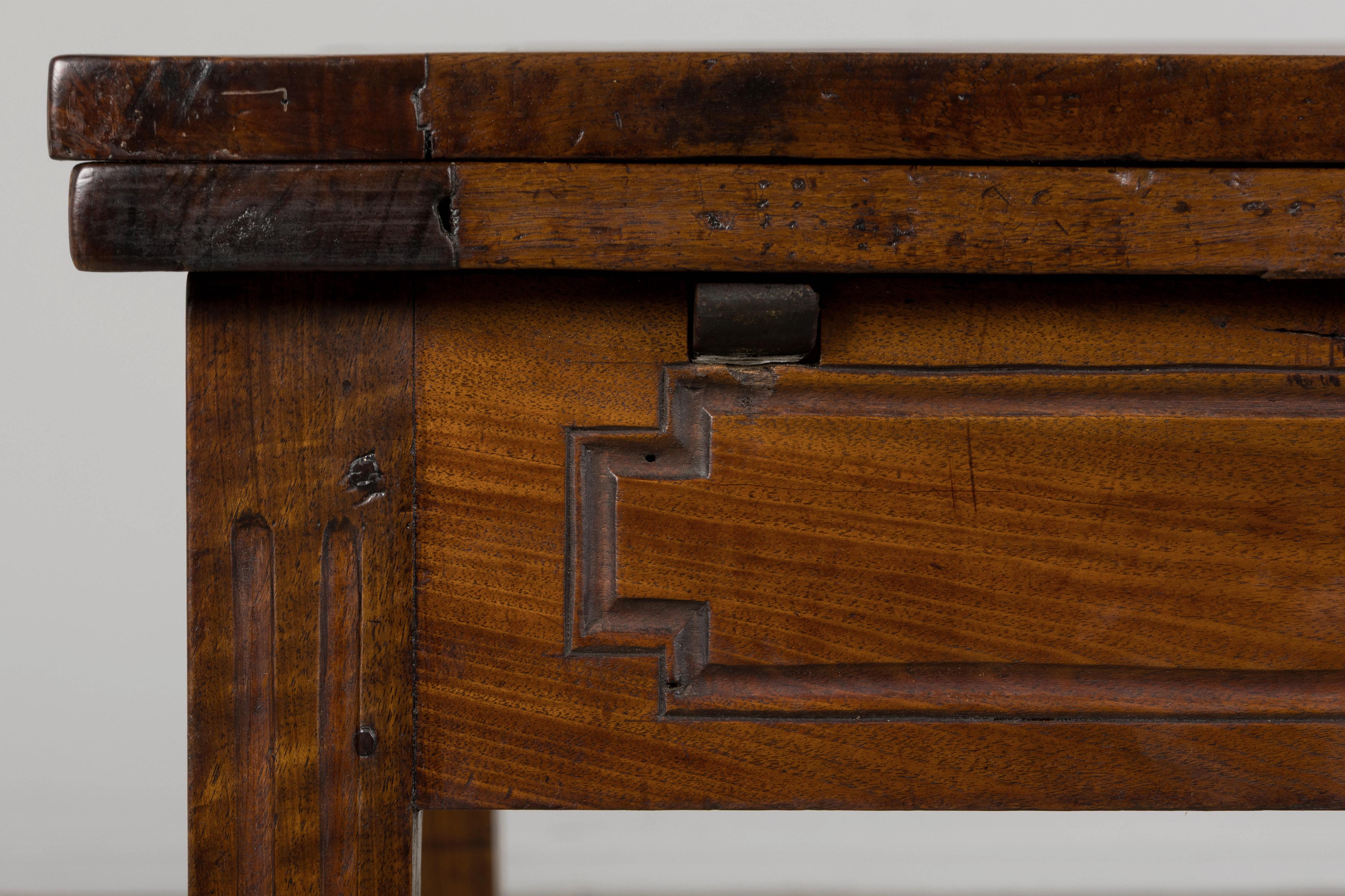 19th Century French Neoclassical Louis XVI Walnut Extending Dining Table For Sale 11