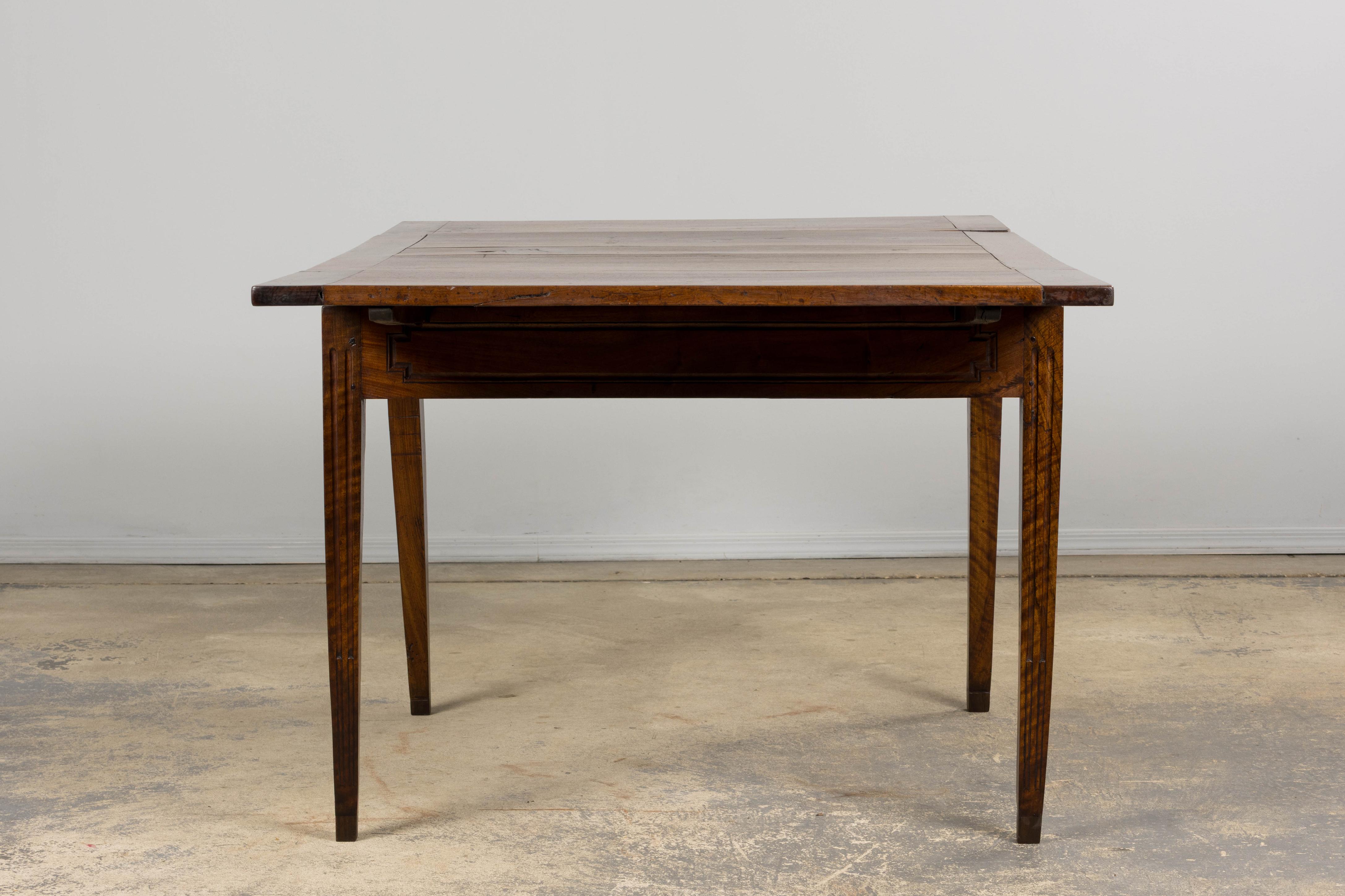 19th Century French Neoclassical Louis XVI Walnut Extending Dining Table For Sale 12