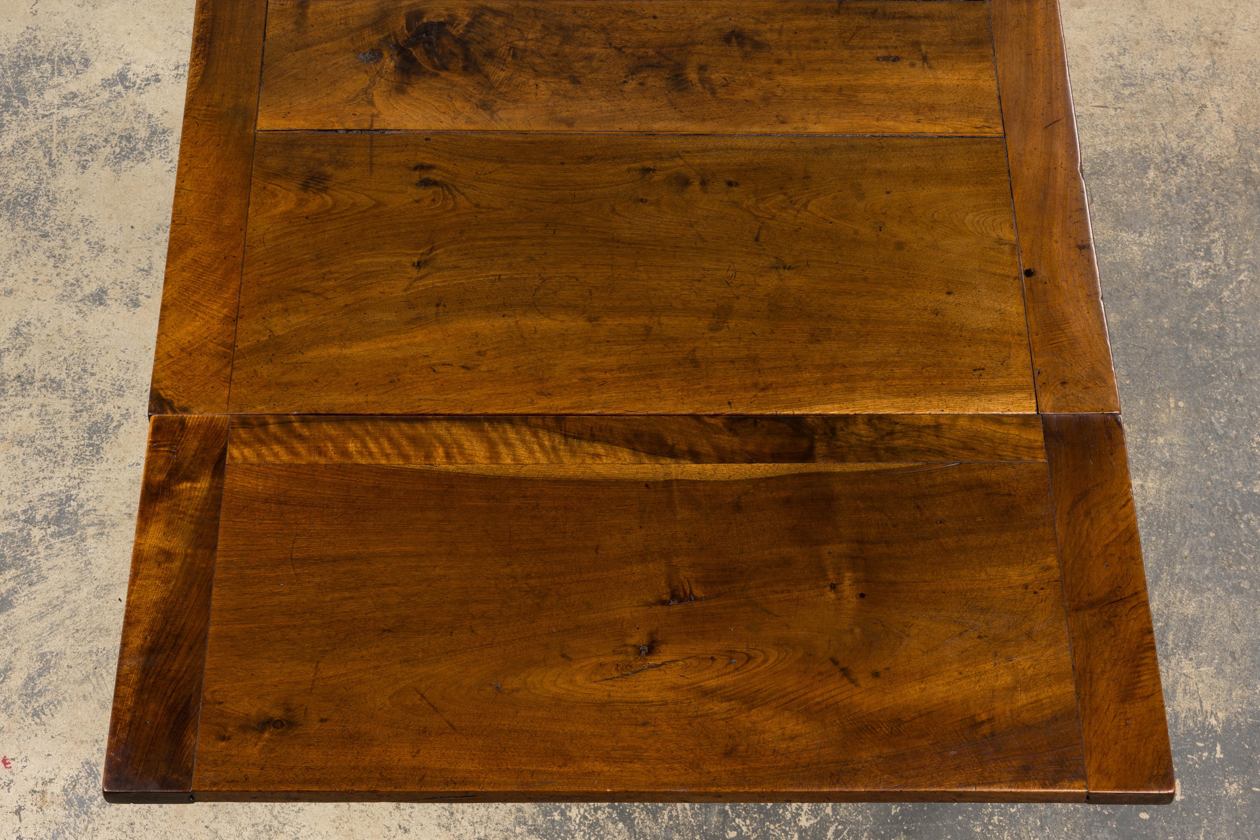 19th Century French Neoclassical Louis XVI Walnut Extending Dining Table For Sale 13