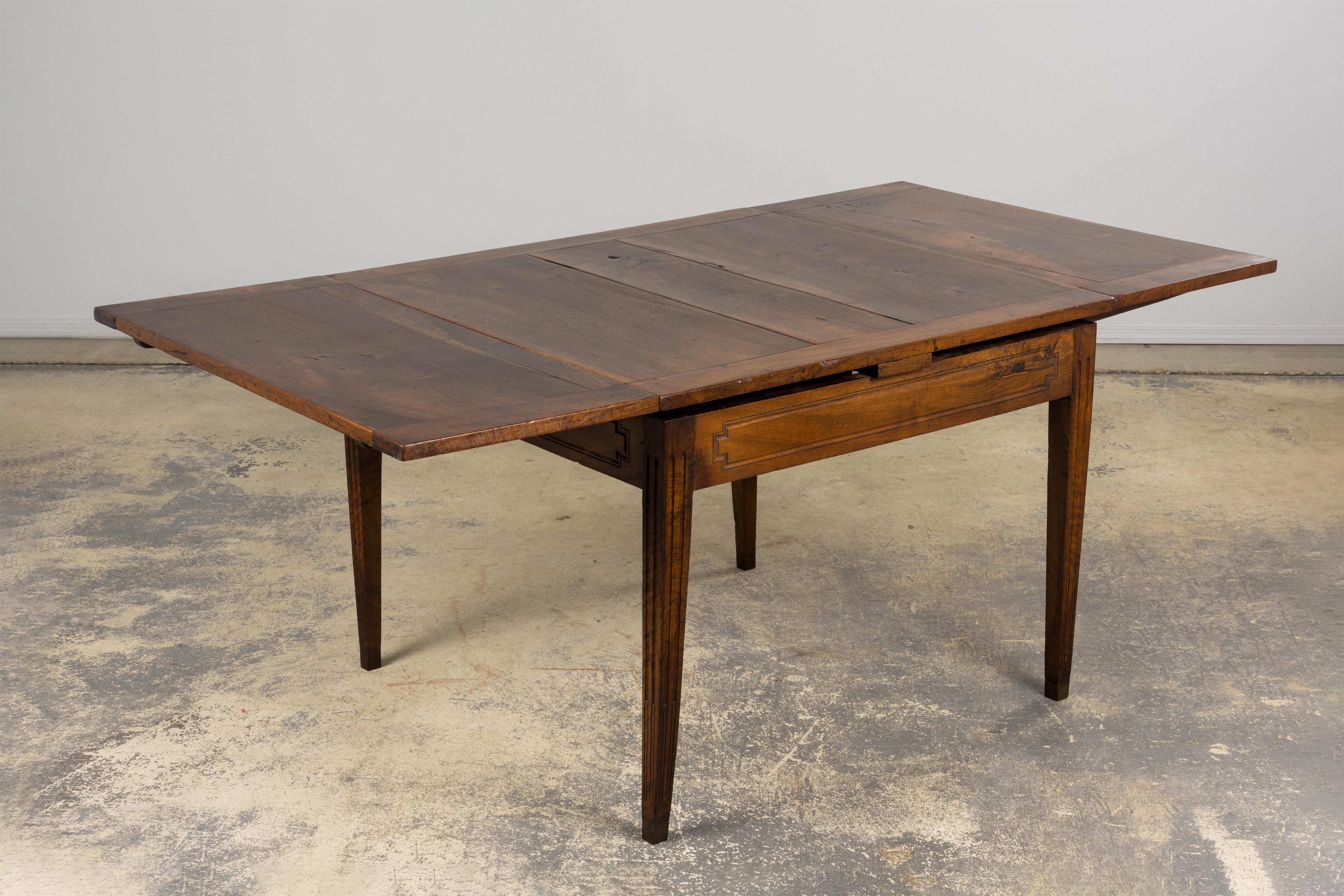 Hand-Carved 19th Century French Neoclassical Louis XVI Walnut Extending Dining Table For Sale