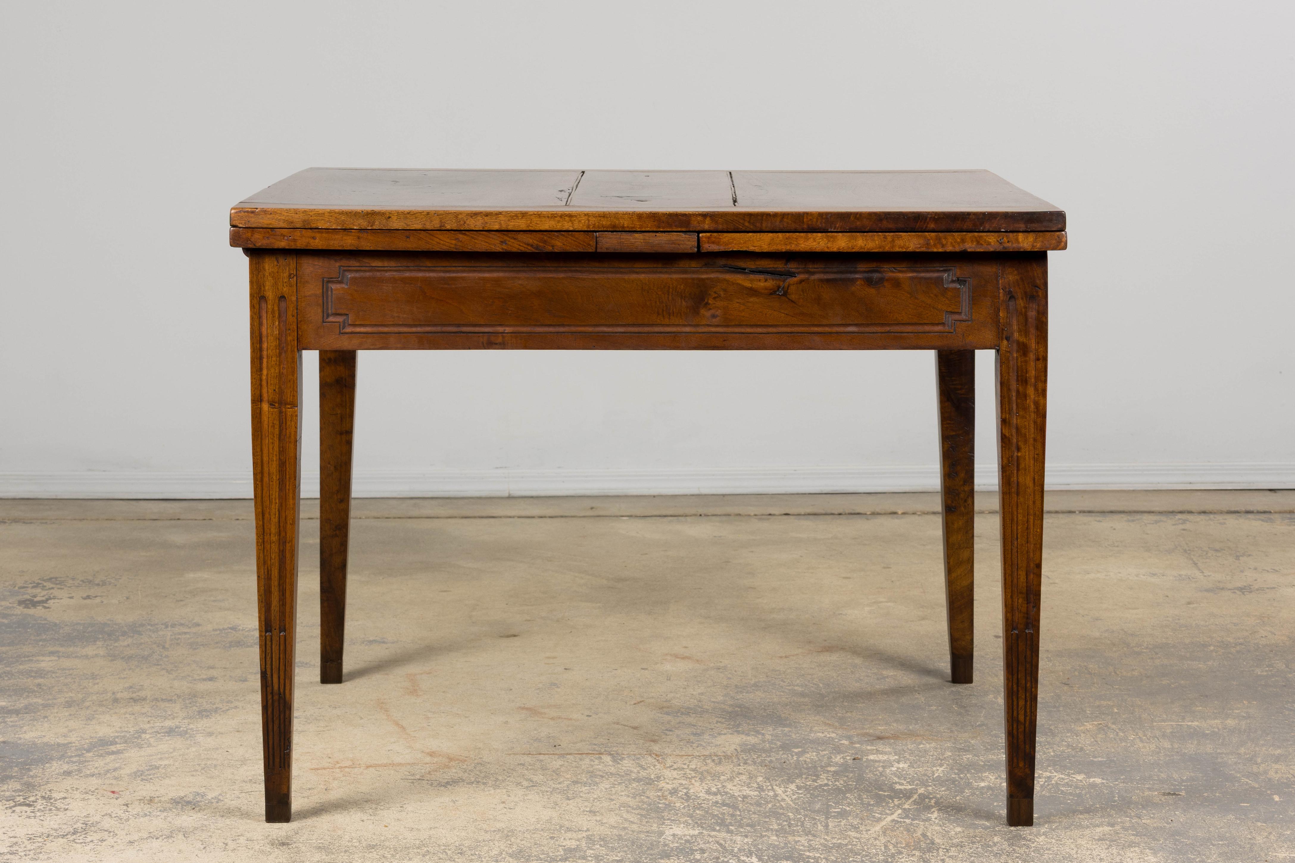 19th Century French Neoclassical Louis XVI Walnut Extending Dining Table In Good Condition For Sale In Astoria, NY