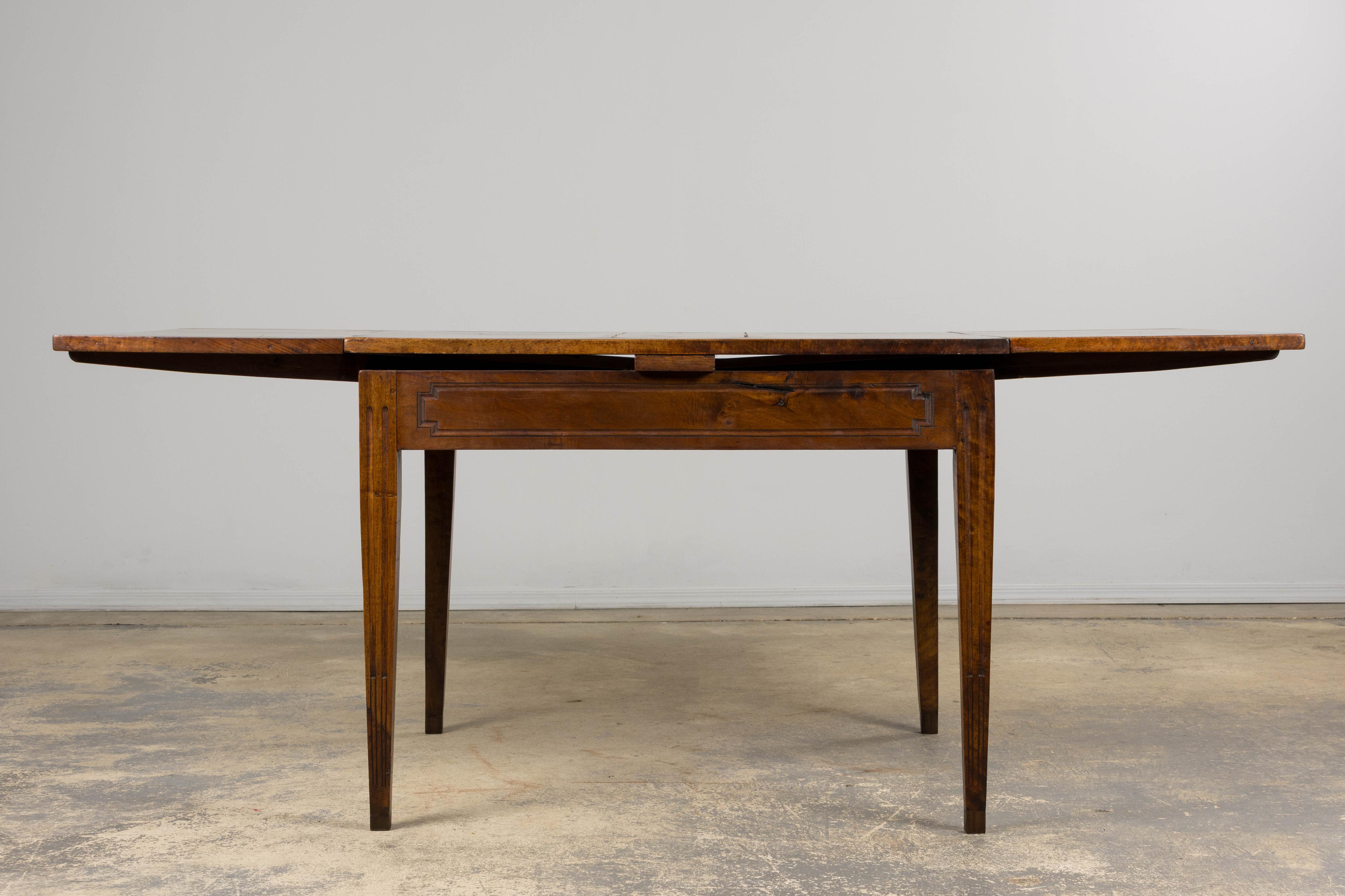 19th Century French Neoclassical Louis XVI Walnut Extending Dining Table For Sale 2