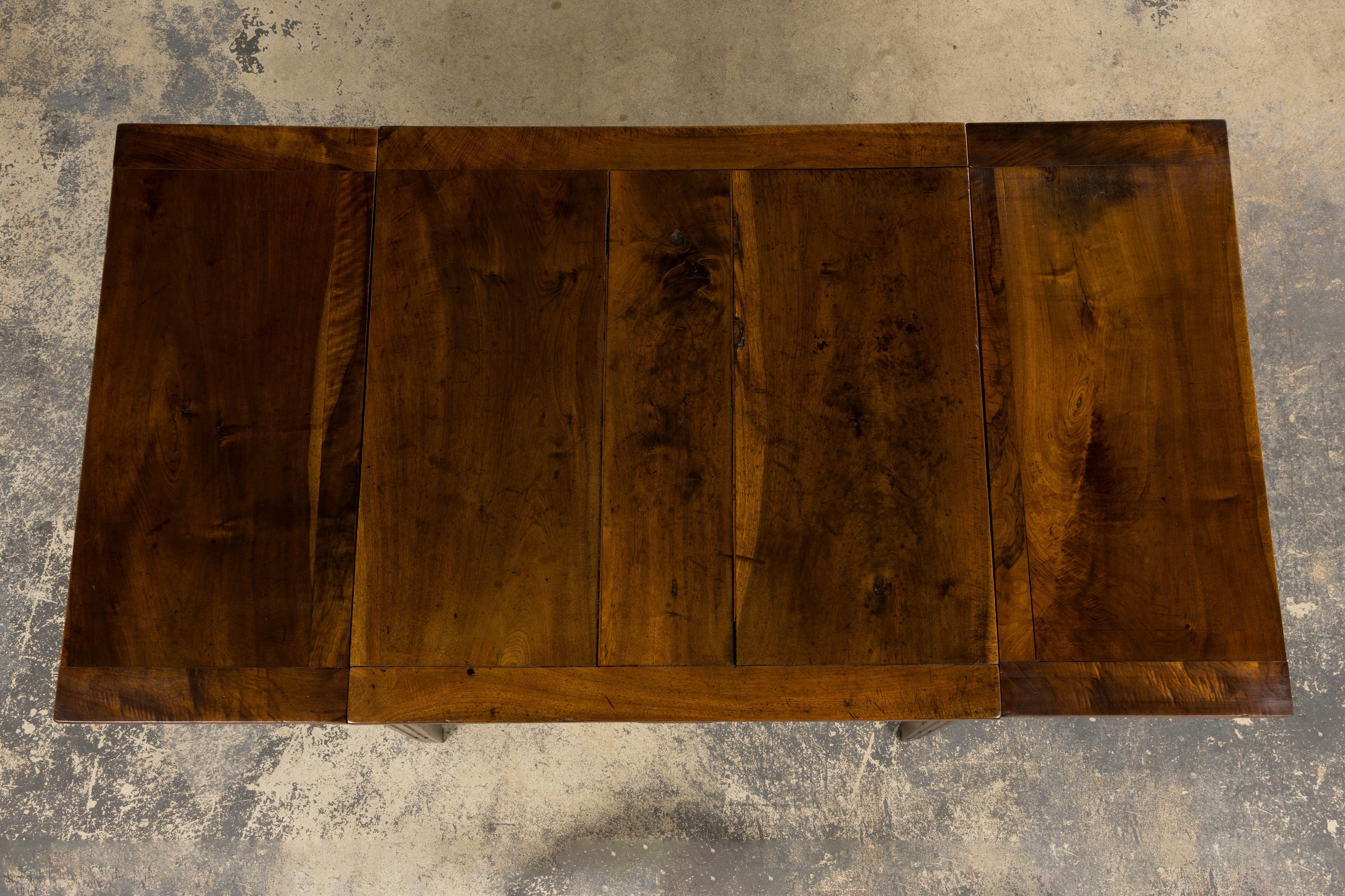 19th Century French Neoclassical Louis XVI Walnut Extending Dining Table For Sale 3