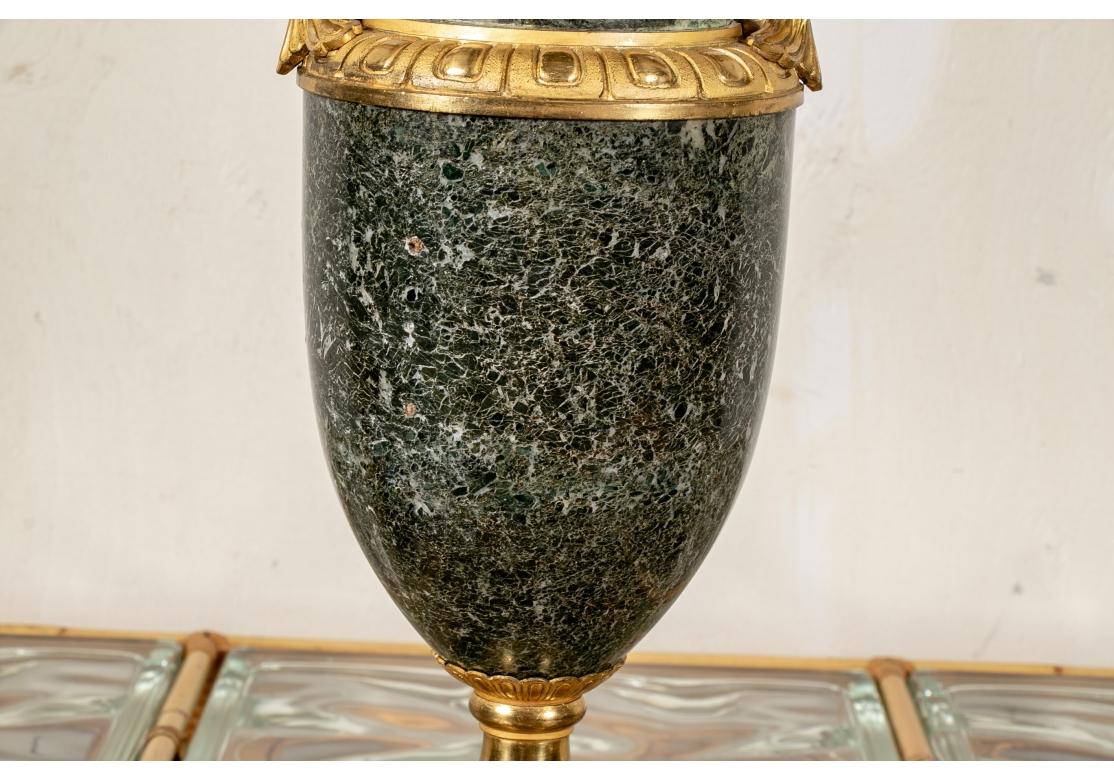 Français Cassolette néoclassique française du XIXe siècle en marbre et bronze doré en vente