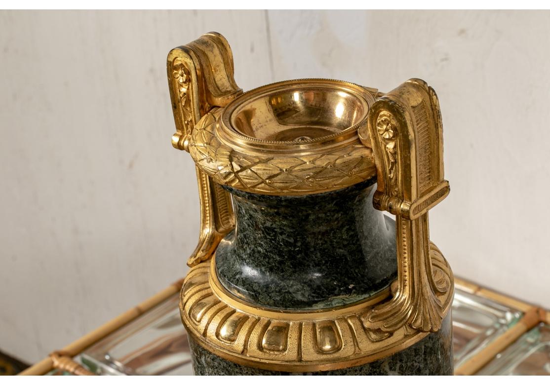 Cassolette néoclassique française du XIXe siècle en marbre et bronze doré Abîmé - En vente à Bridgeport, CT