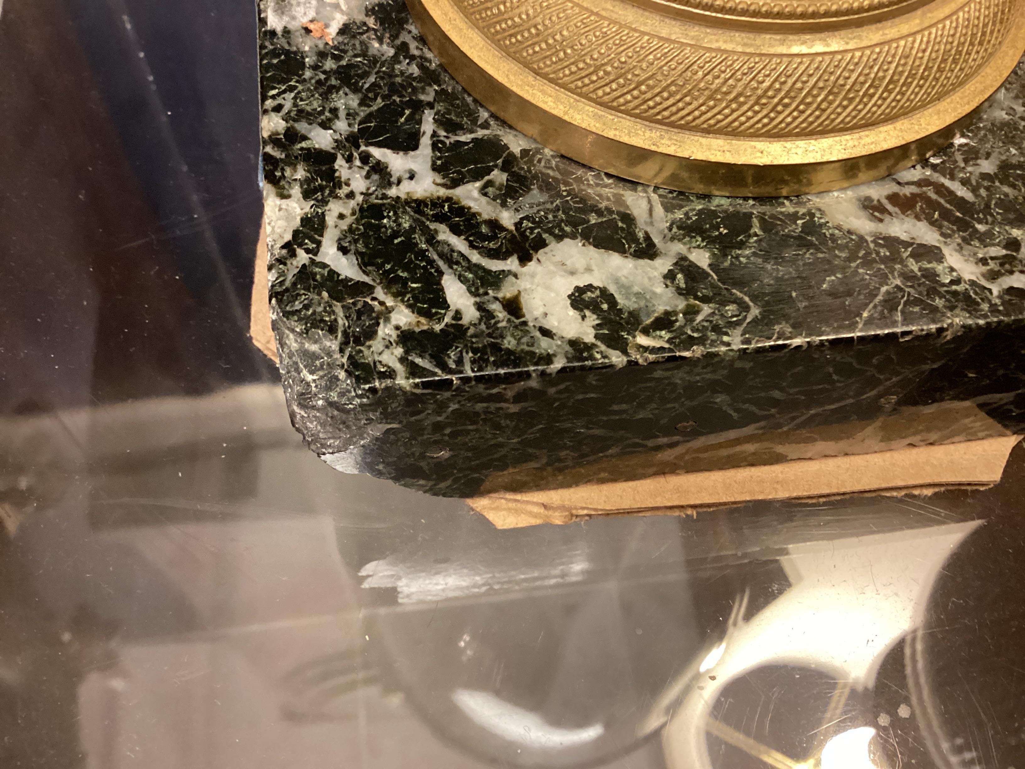 Cassolette néoclassique française du XIXe siècle en marbre et bronze doré en vente 2