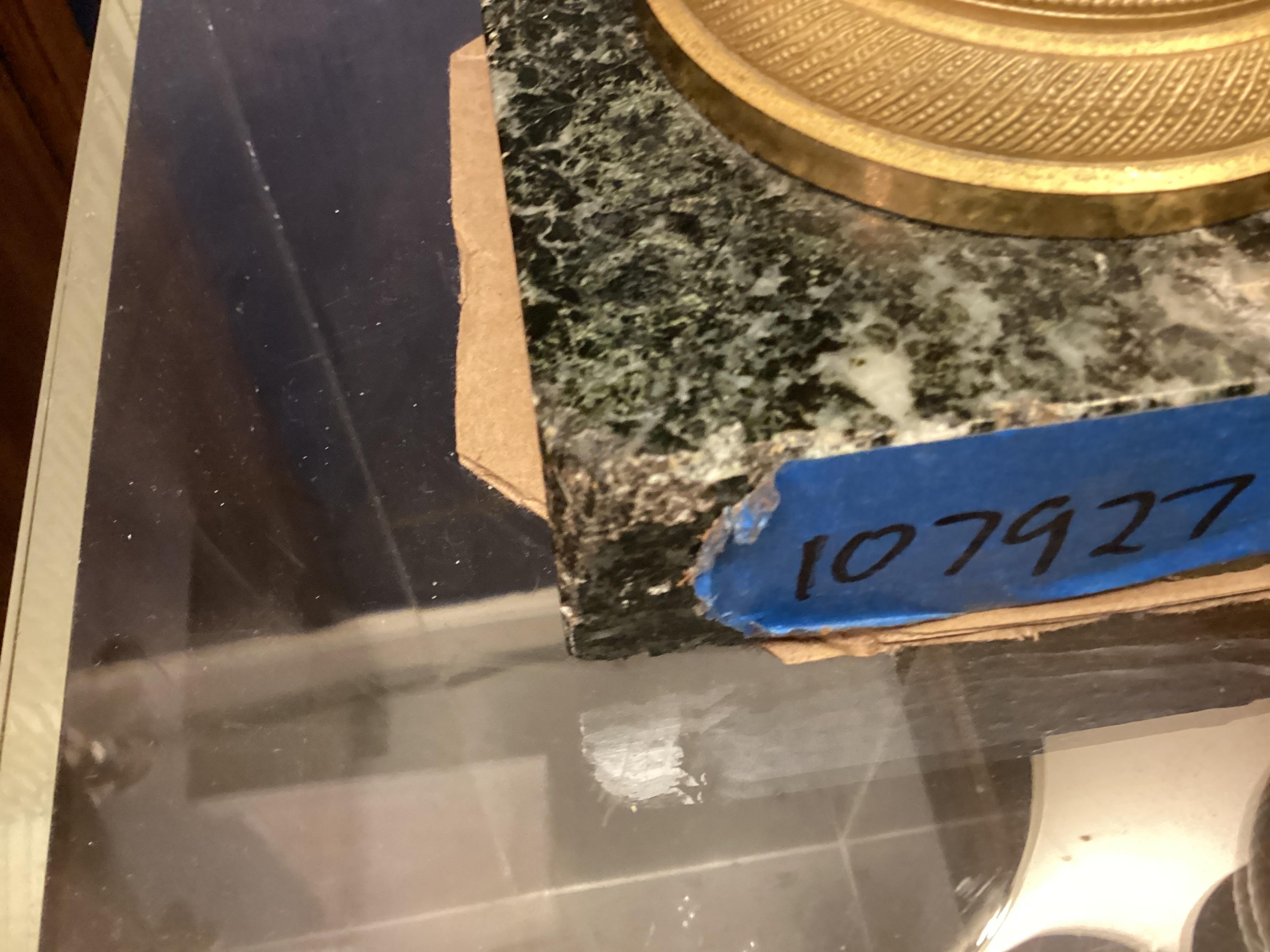Cassolette néoclassique française du XIXe siècle en marbre et bronze doré en vente 3