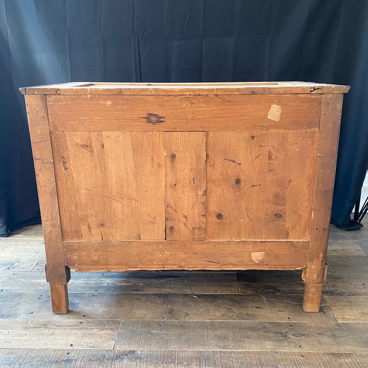 Commode o cassettiera neoclassica francese del XIX secolo con piano in marmo in vendita 8