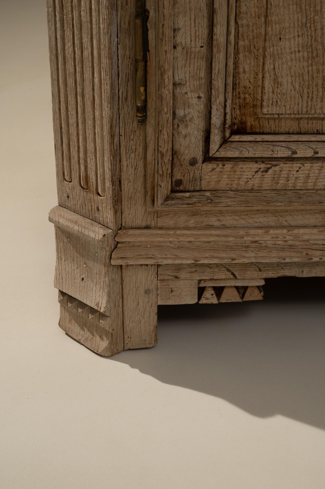 19th Century French Neoclassical Oak Buffet With Three Doors en vente 5