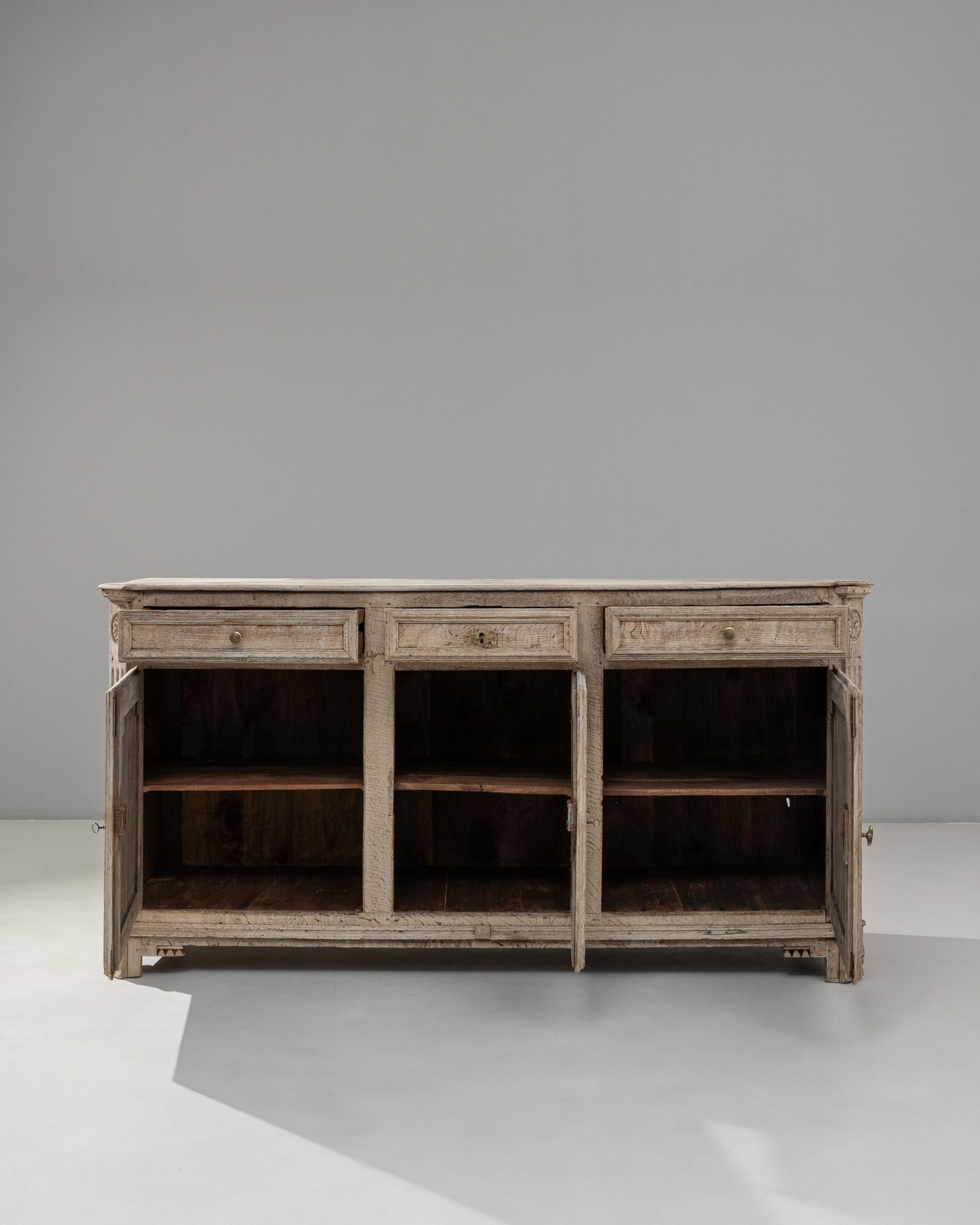 Français 19th Century French Neoclassical Oak Buffet With Three Doors en vente