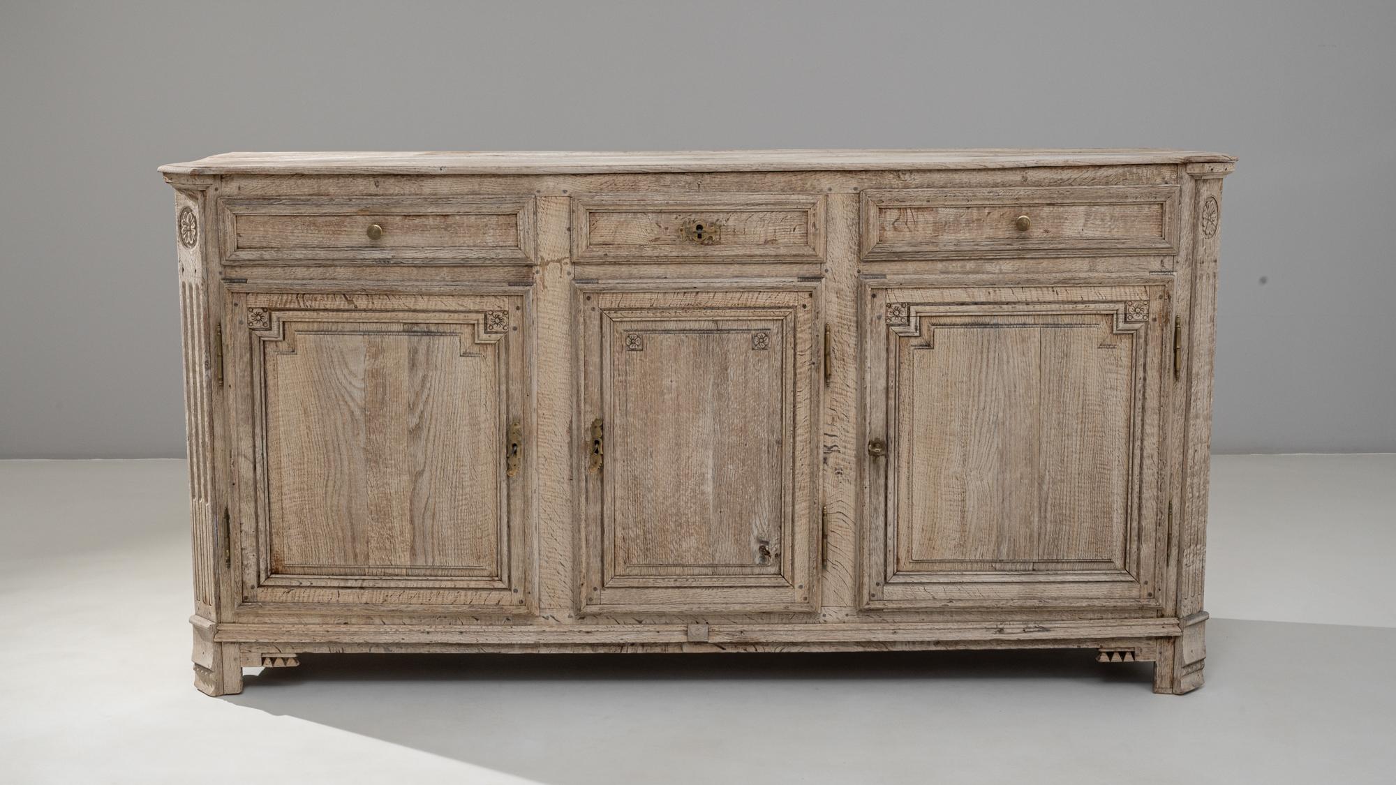 19th Century French Neoclassical Oak Buffet With Three Doors en vente 1