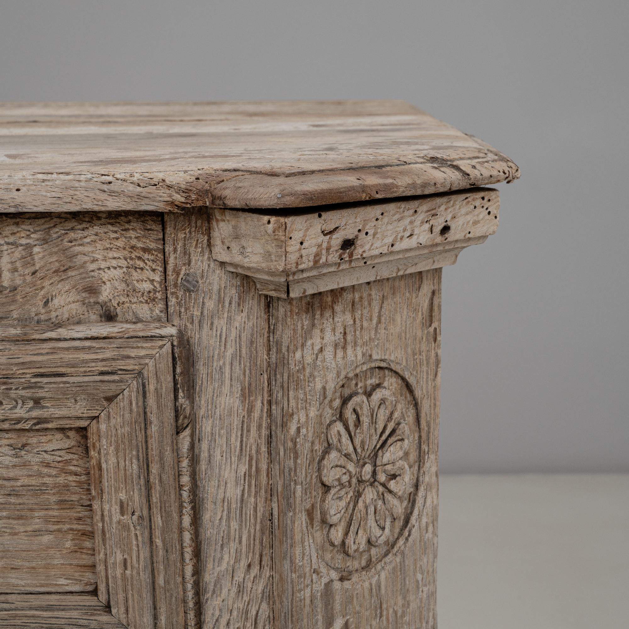 19th Century French Neoclassical Oak Buffet With Three Doors en vente 2
