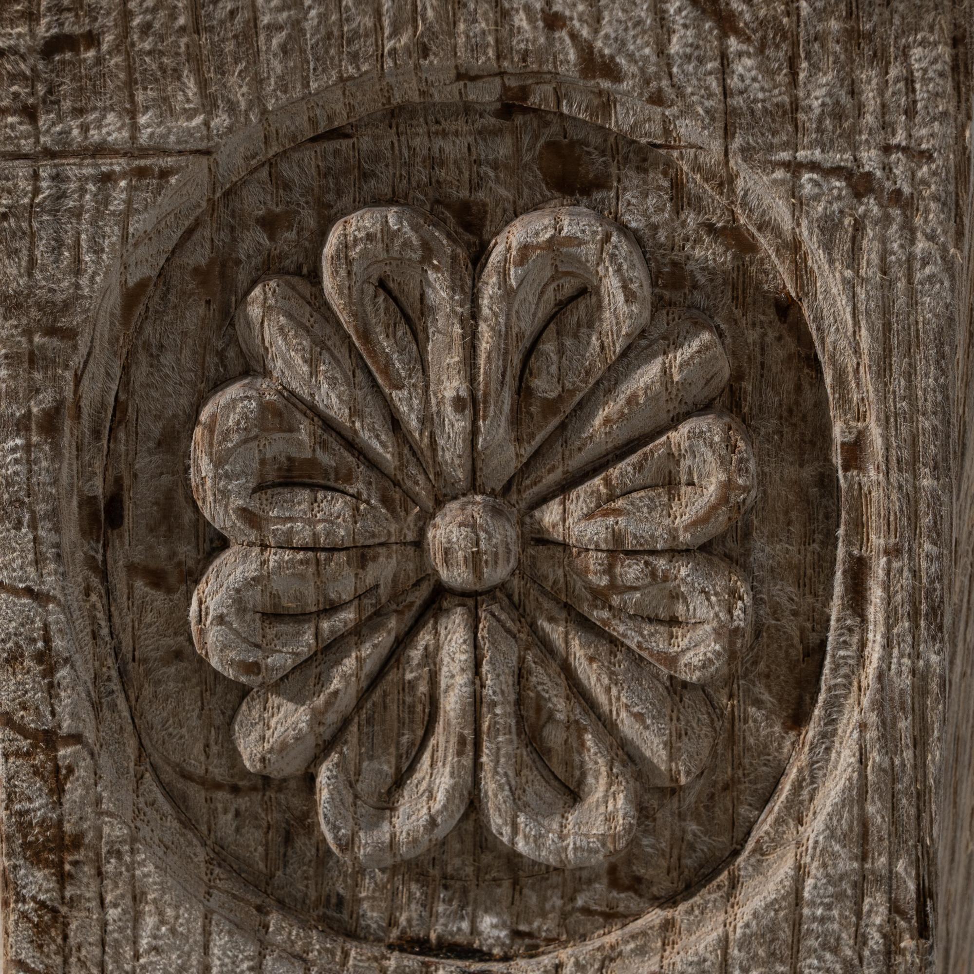 19th Century French Neoclassical Oak Buffet With Three Doors en vente 3