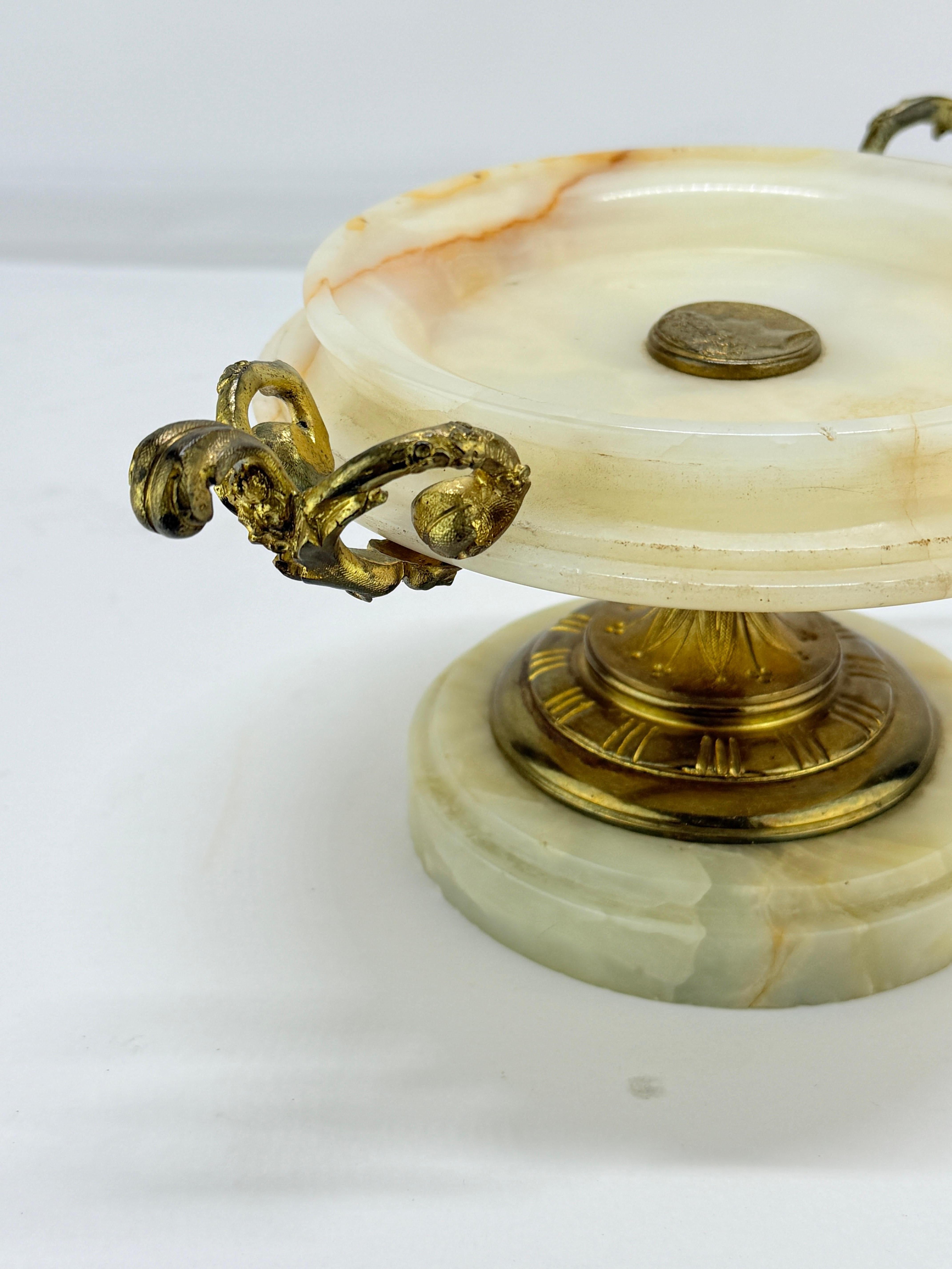 Tazza Grand Tour francese neoclassica del XIX secolo con montatura in onice e bronzo ormolato in vendita 5