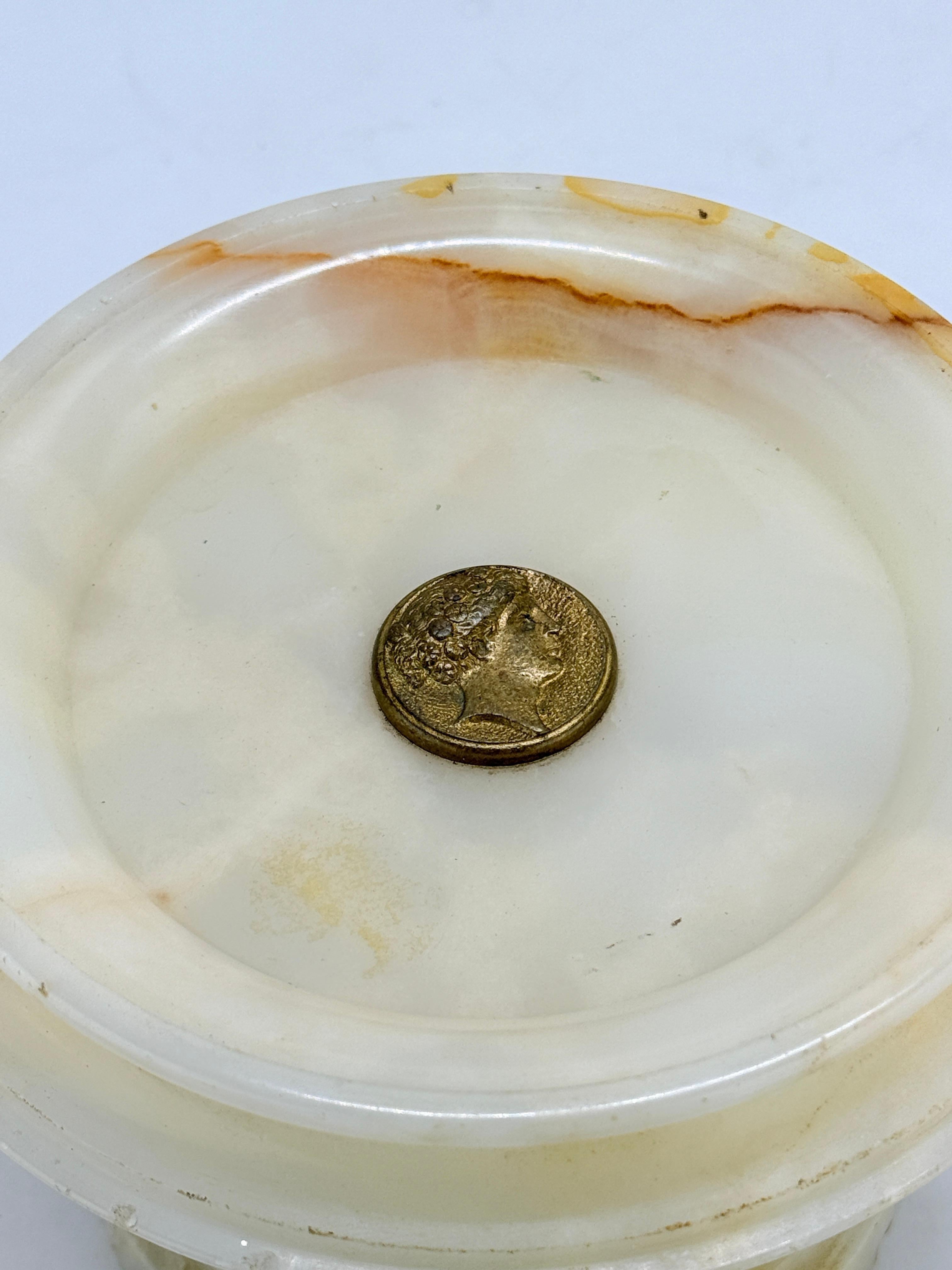 Tazza Grand Tour francese neoclassica del XIX secolo con montatura in onice e bronzo ormolato In condizioni buone in vendita a Atlanta, GA