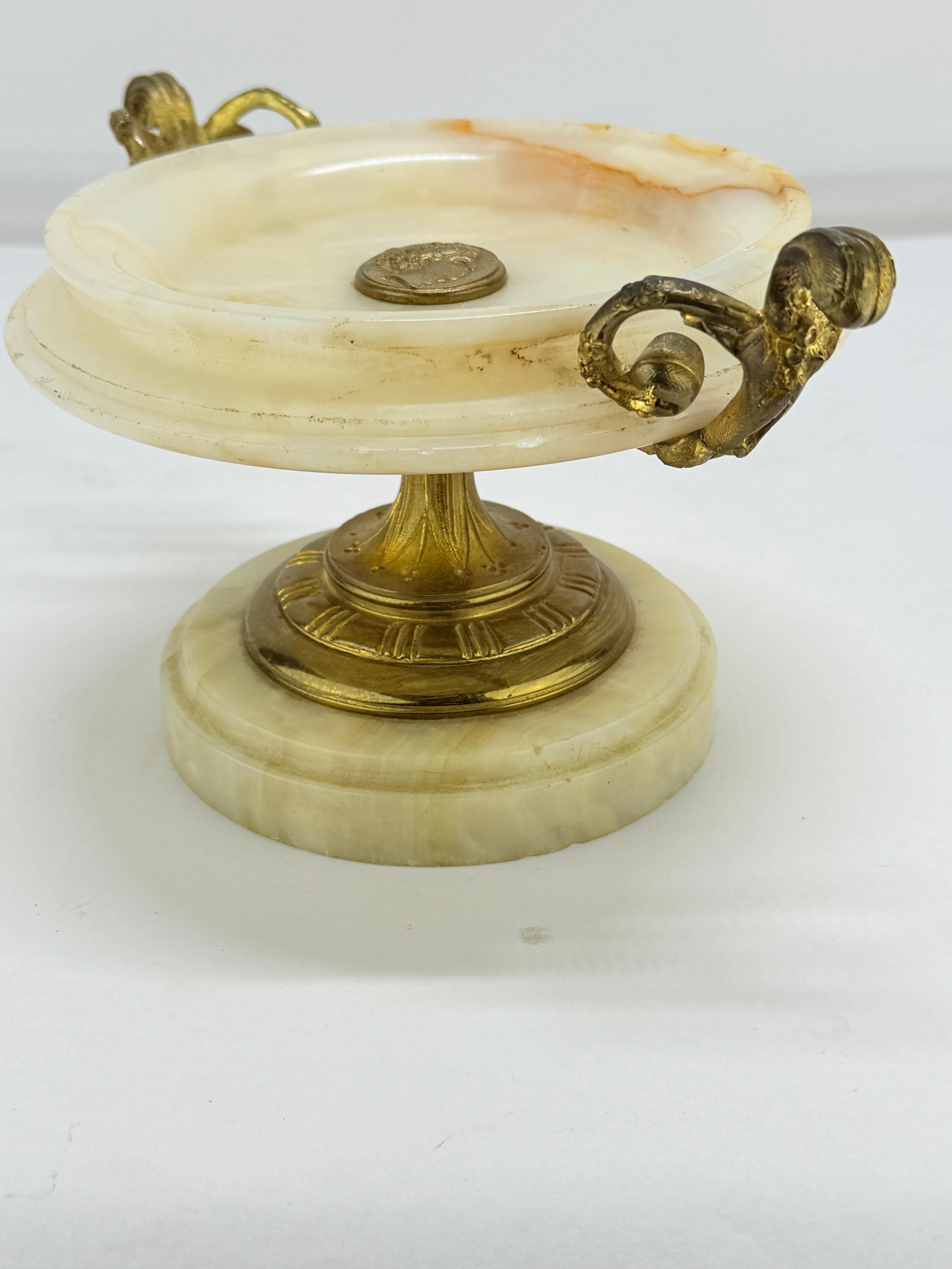 Tazza Grand Tour francese neoclassica del XIX secolo con montatura in onice e bronzo ormolato in vendita 4