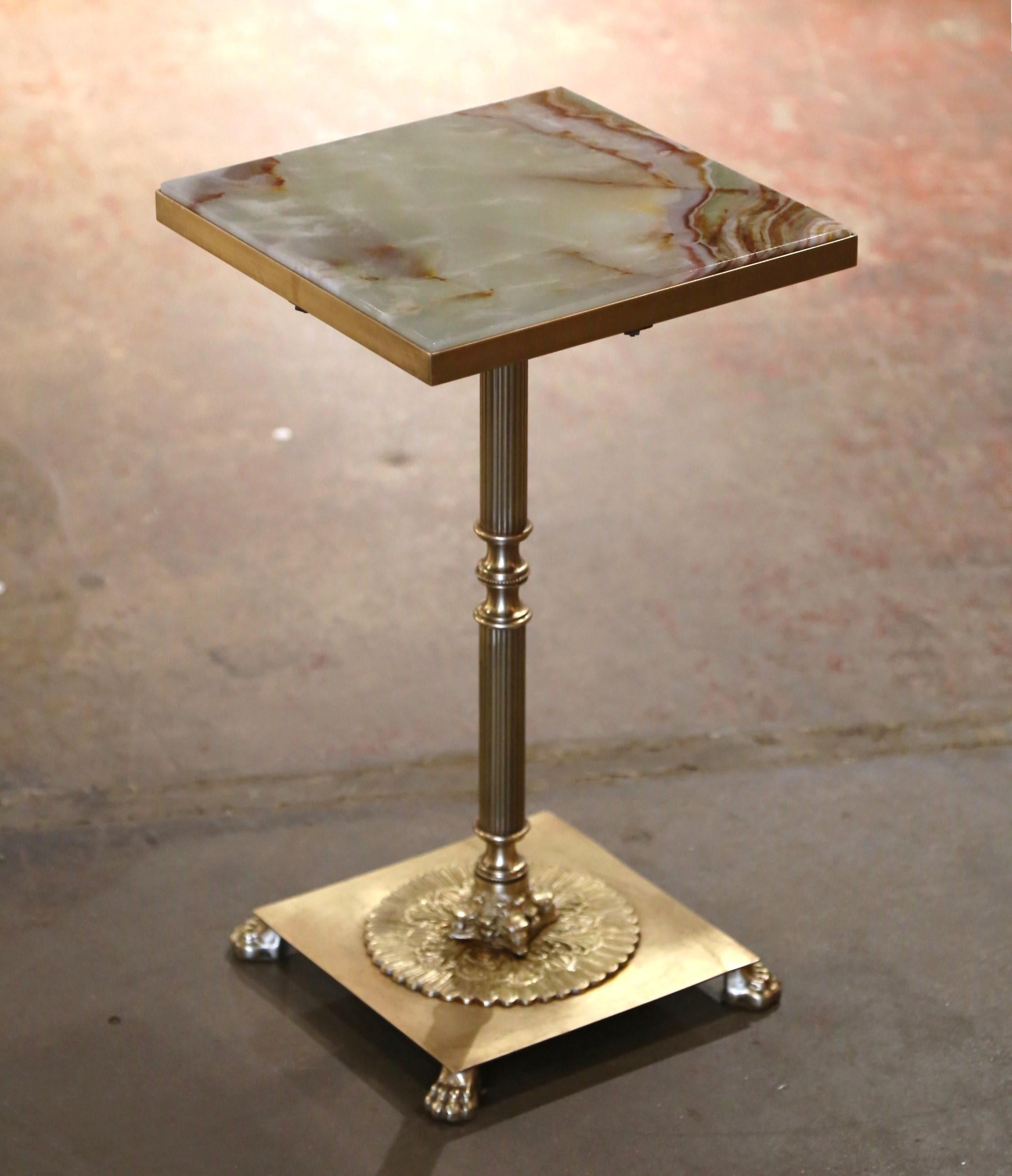 Cette table d'appoint vintage, élégante et stylée, a été créée en France vers 1890. Le plateau carré, fabriqué en onyx richement veiné, présente des tons chauds de vert, de crème, d'ambre et de rouille, créant ainsi une pièce maîtresse étonnante. La