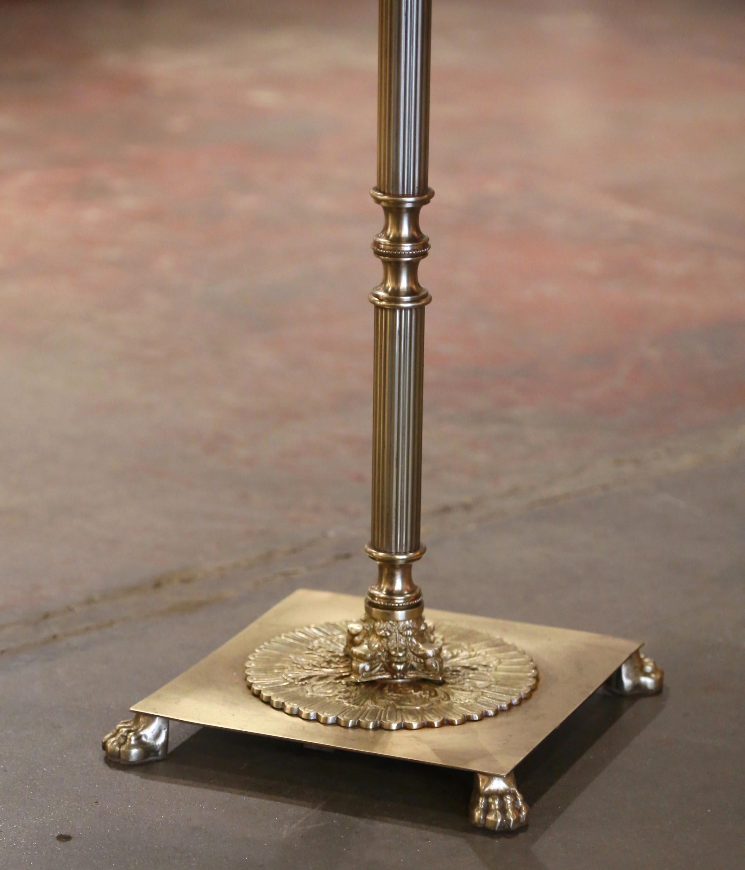 Néoclassique Table d'appoint néoclassique française du 19ème siècle avec plateau en onyx et laiton en vente