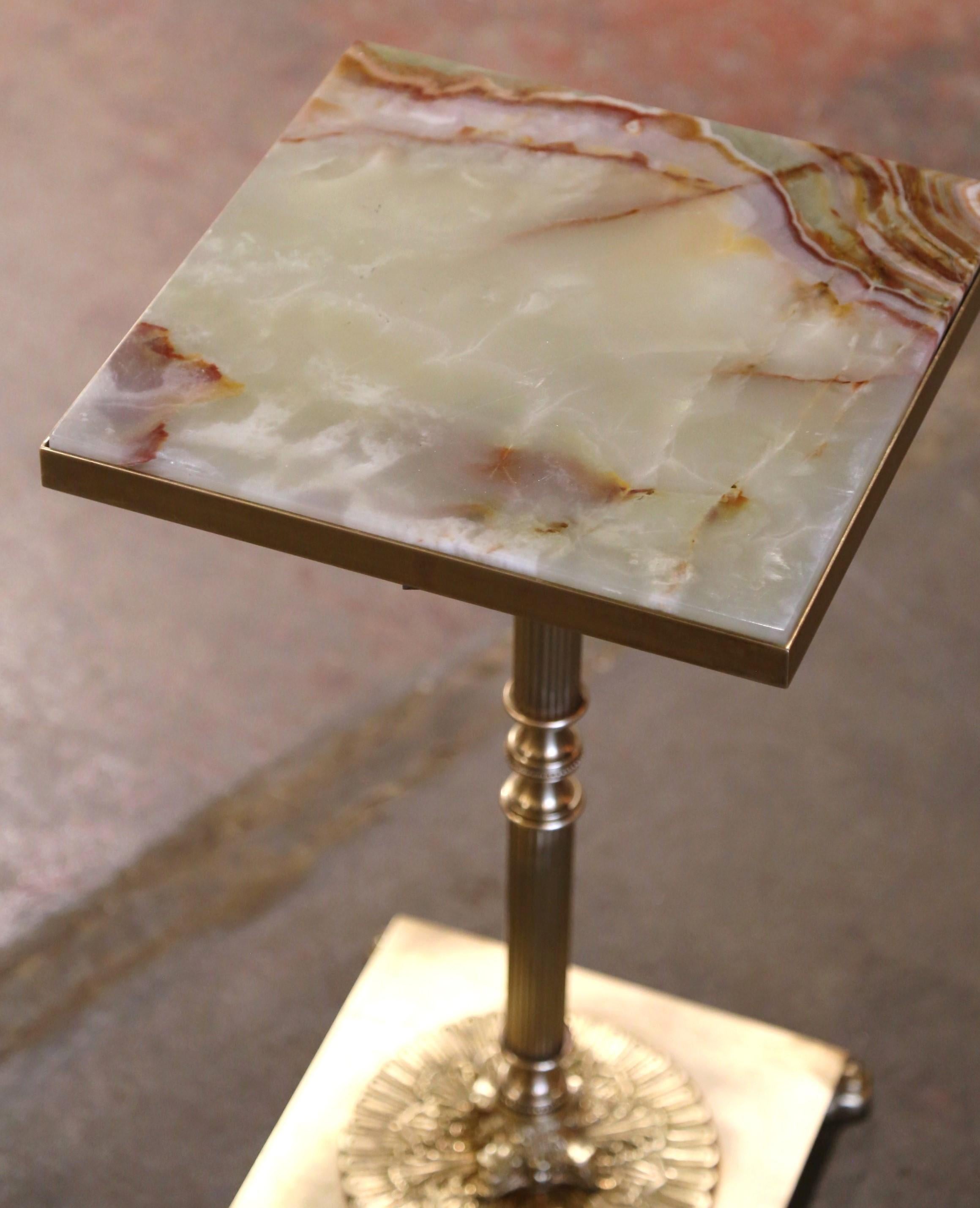 Français Table d'appoint néoclassique française du 19ème siècle avec plateau en onyx et laiton en vente