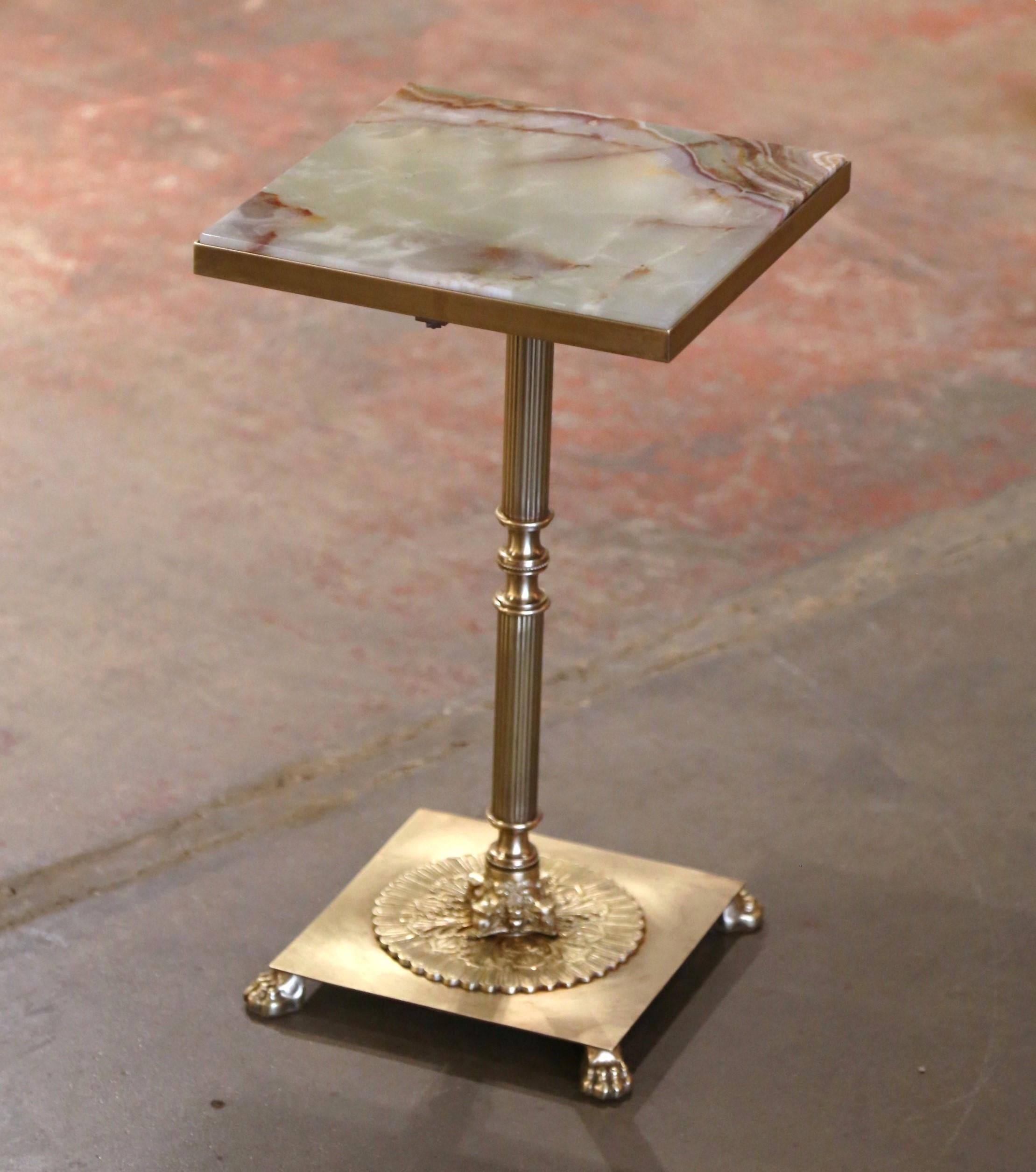 Doré Table d'appoint néoclassique française du 19ème siècle avec plateau en onyx et laiton en vente