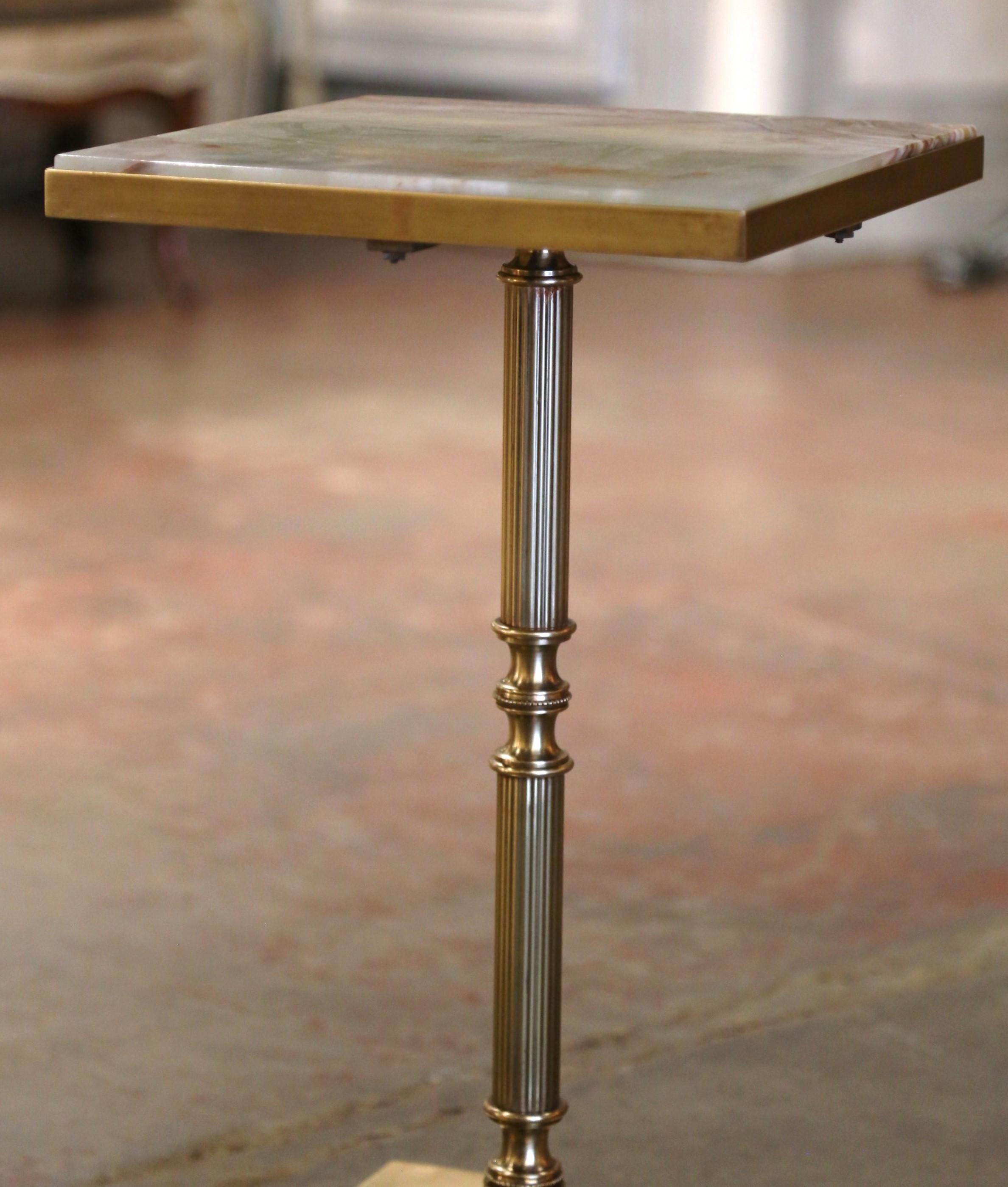 Table d'appoint néoclassique française du 19ème siècle avec plateau en onyx et laiton Excellent état - En vente à Dallas, TX