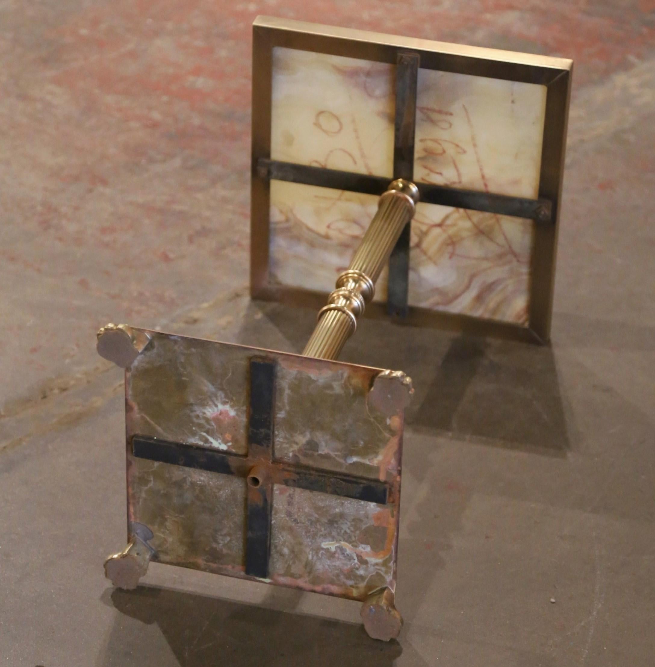 Laiton Table d'appoint néoclassique française du 19ème siècle avec plateau en onyx et laiton en vente