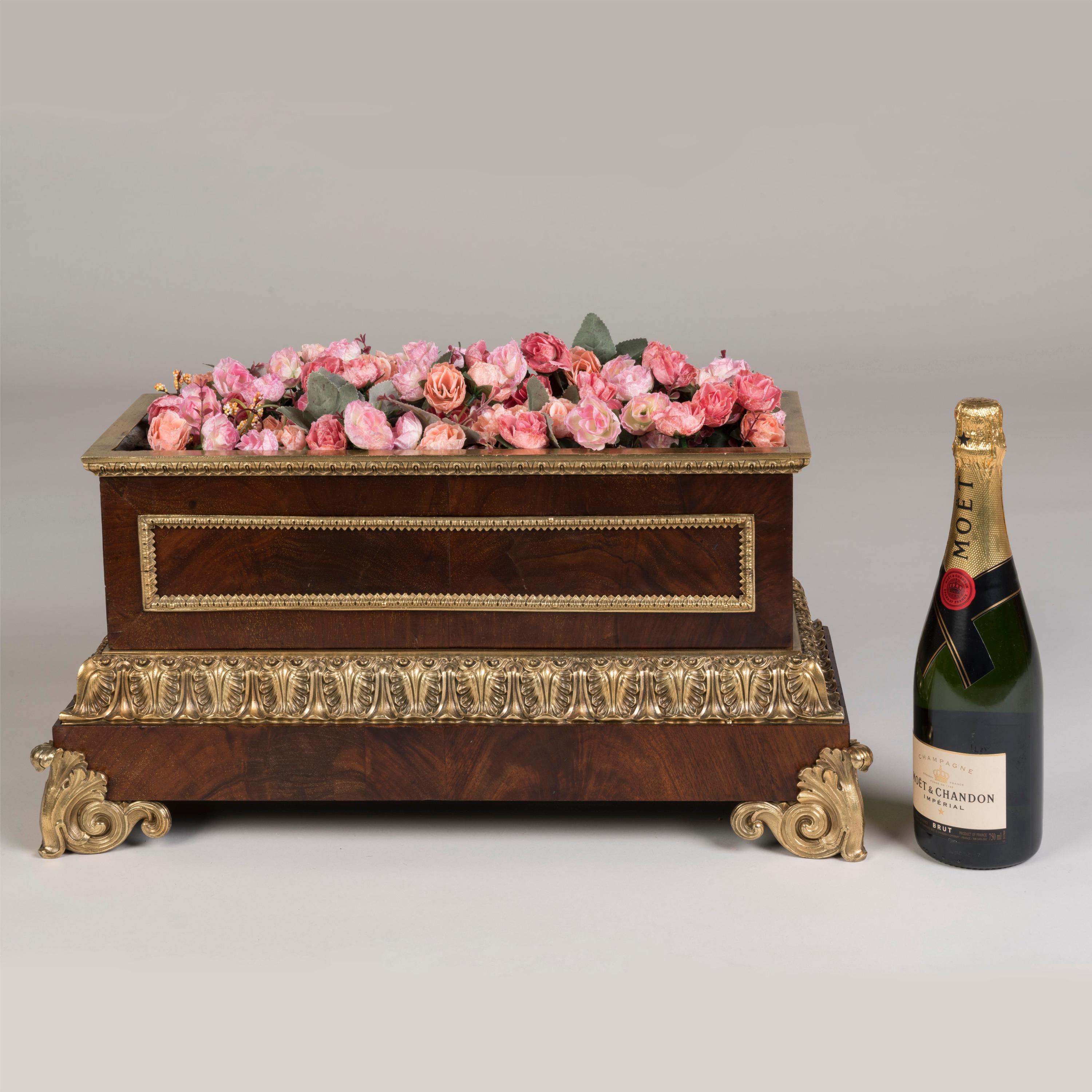 Un giardino neoclassico francese ornato di ormolu

Costruito in mogano cubano fiammato e decorato con montature in bronzo dorato e cesellato a mano, poggia su piedi a volute foliate, lo zoccolo è modellato con un'ampia fascia a palmette, i lati
