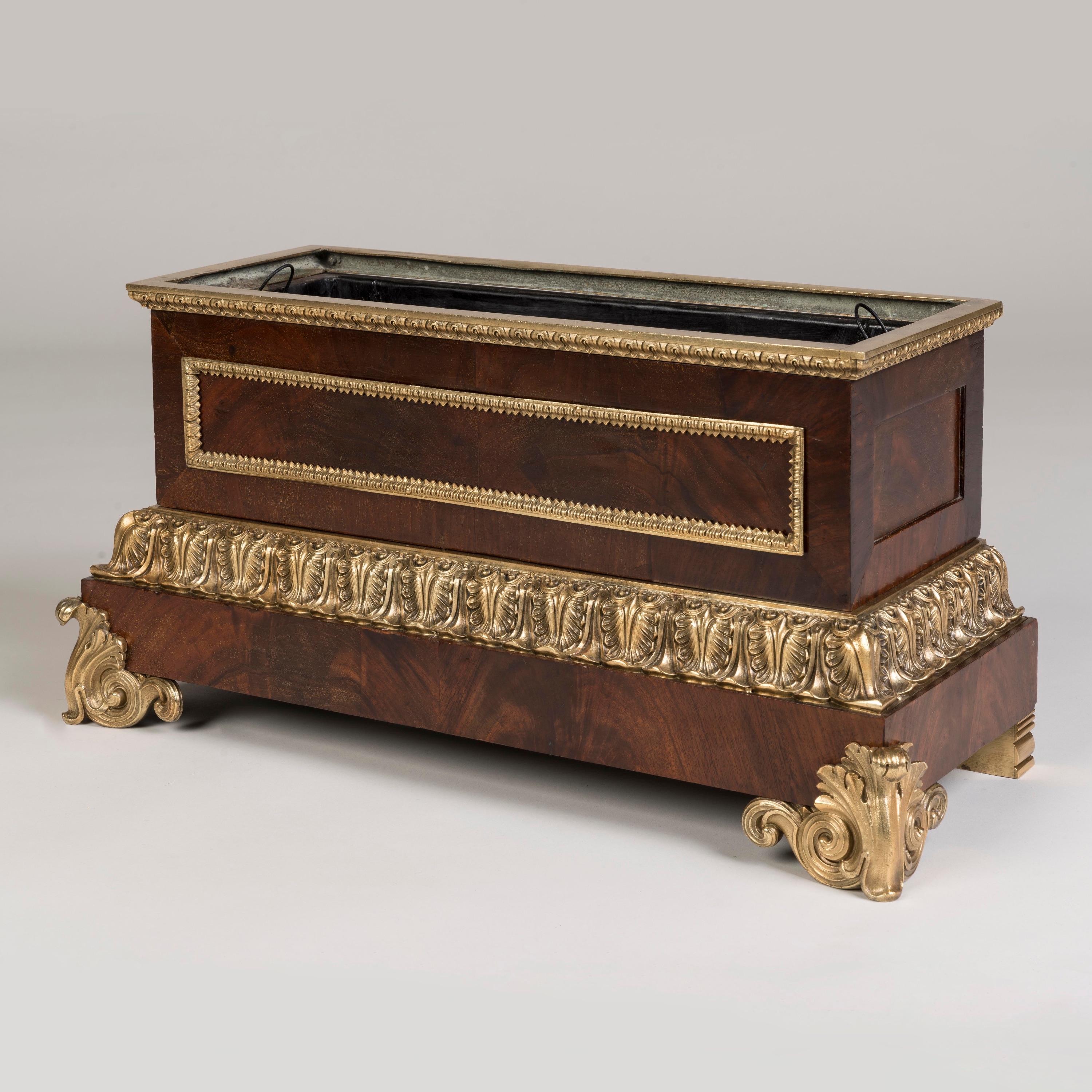 Francese Jardinière francese neoclassica del XIX secolo in mogano ornato di ormolatura in vendita