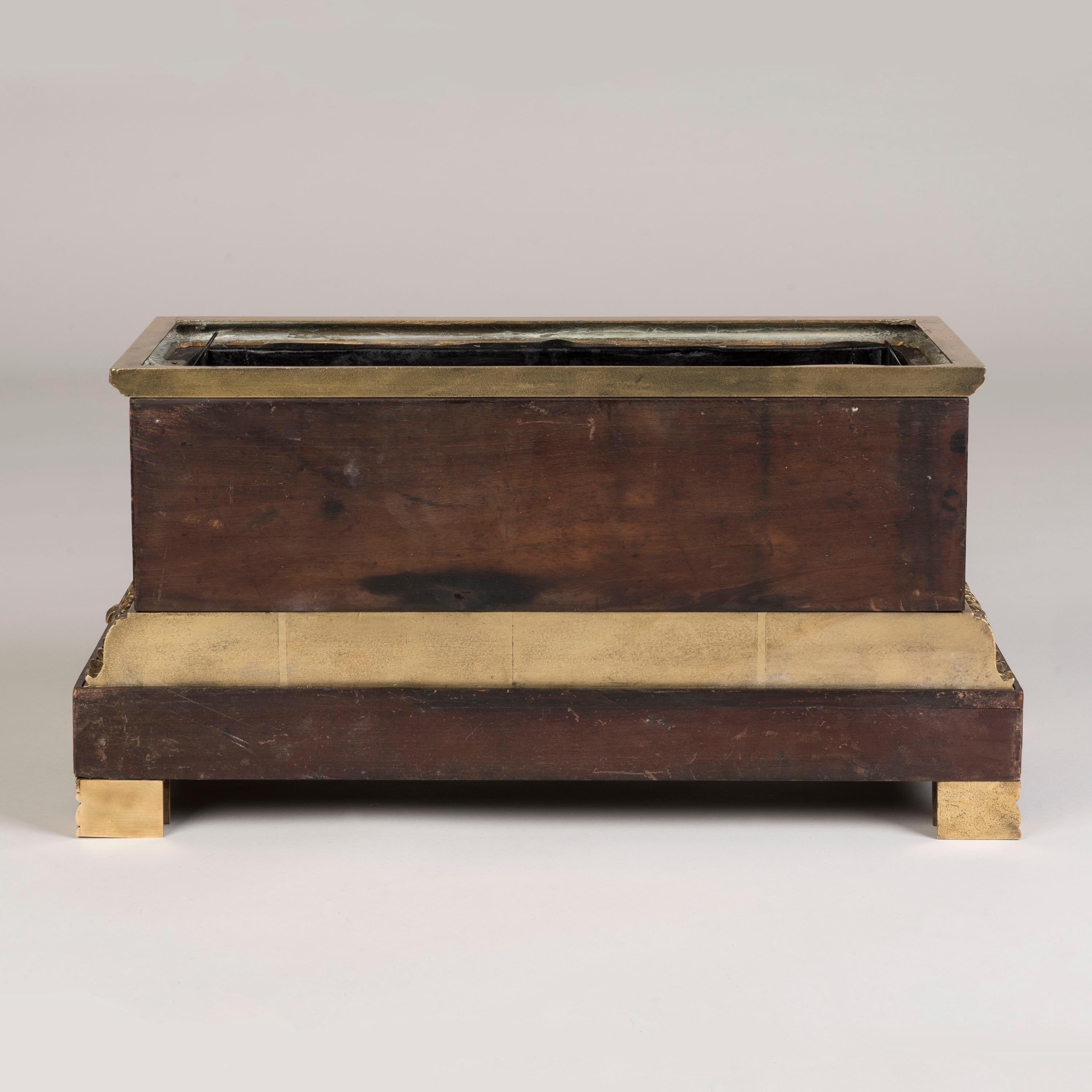 Similoro Jardinière francese neoclassica del XIX secolo in mogano ornato di ormolatura in vendita