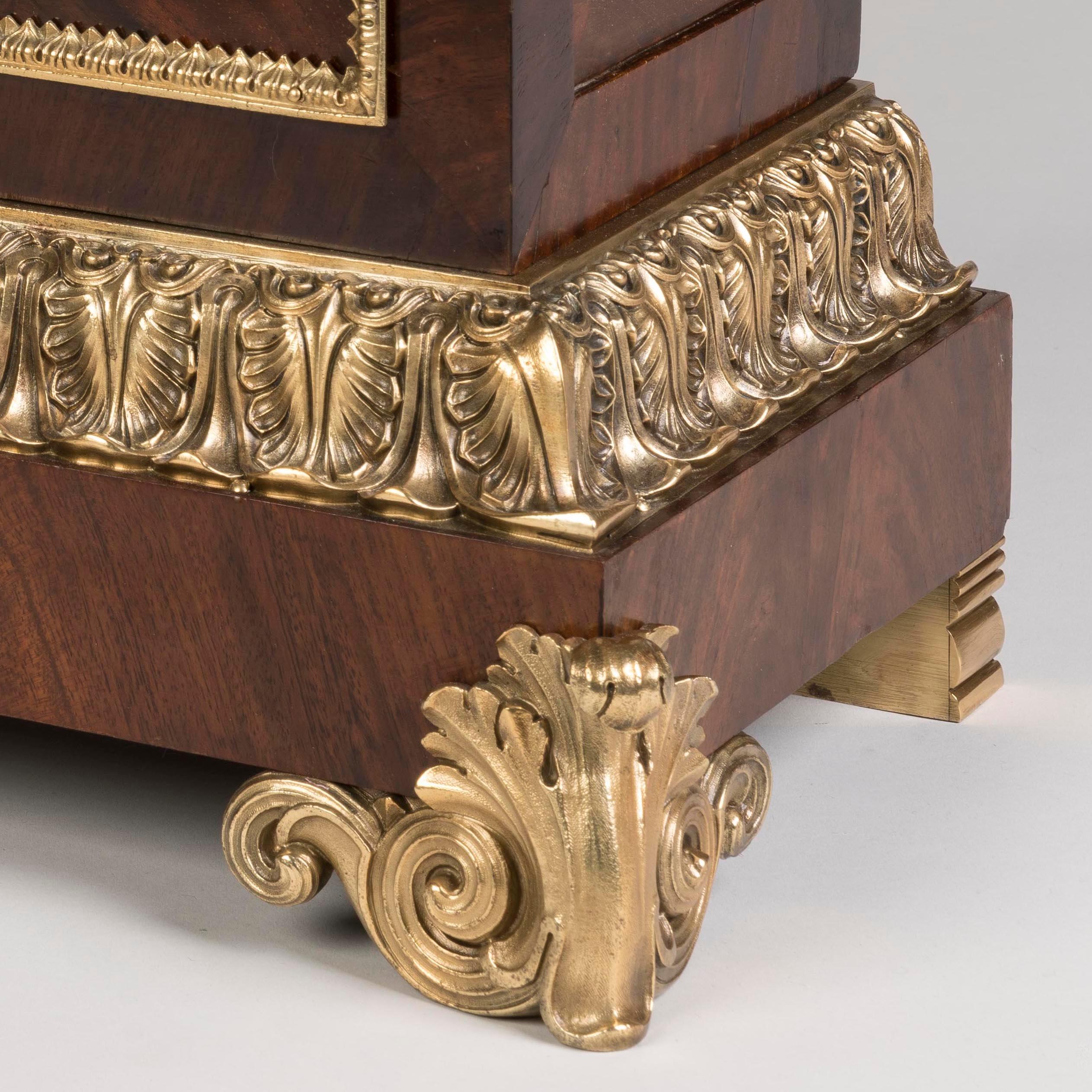 Jardinière francese neoclassica del XIX secolo in mogano ornato di ormolatura in vendita 1