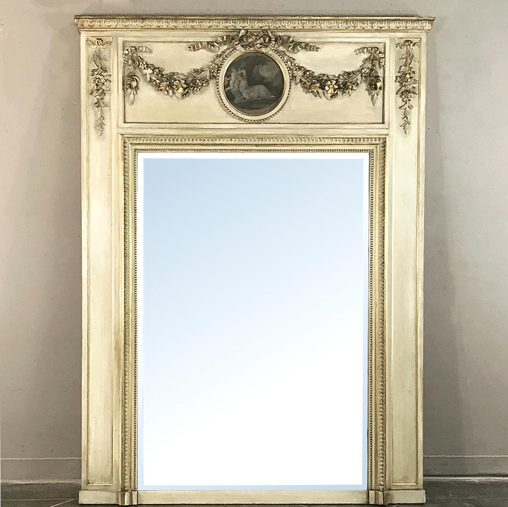 Splendido esempio di un elemento decorativo popolare in Francia da oltre 400 anni, questo trumeau dipinto neoclassico francese del XIX secolo presenta un disegno in rilievo in cima allo specchio, con un'architettura e un abbellimento senza tempo che