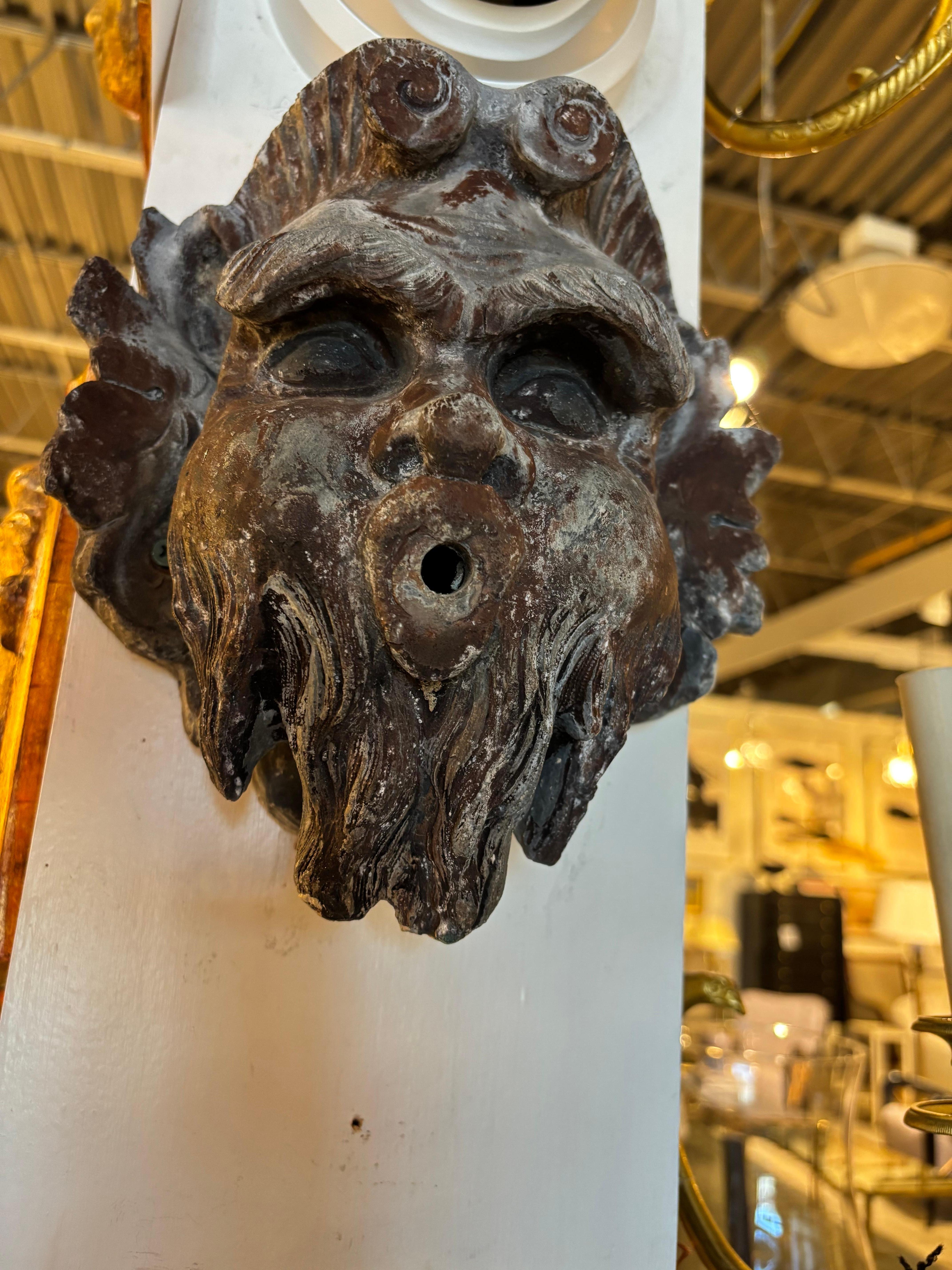 Fuente de plomo de estilo neoclásico francés del siglo XIX Cabeza de un dios del río en venta 3