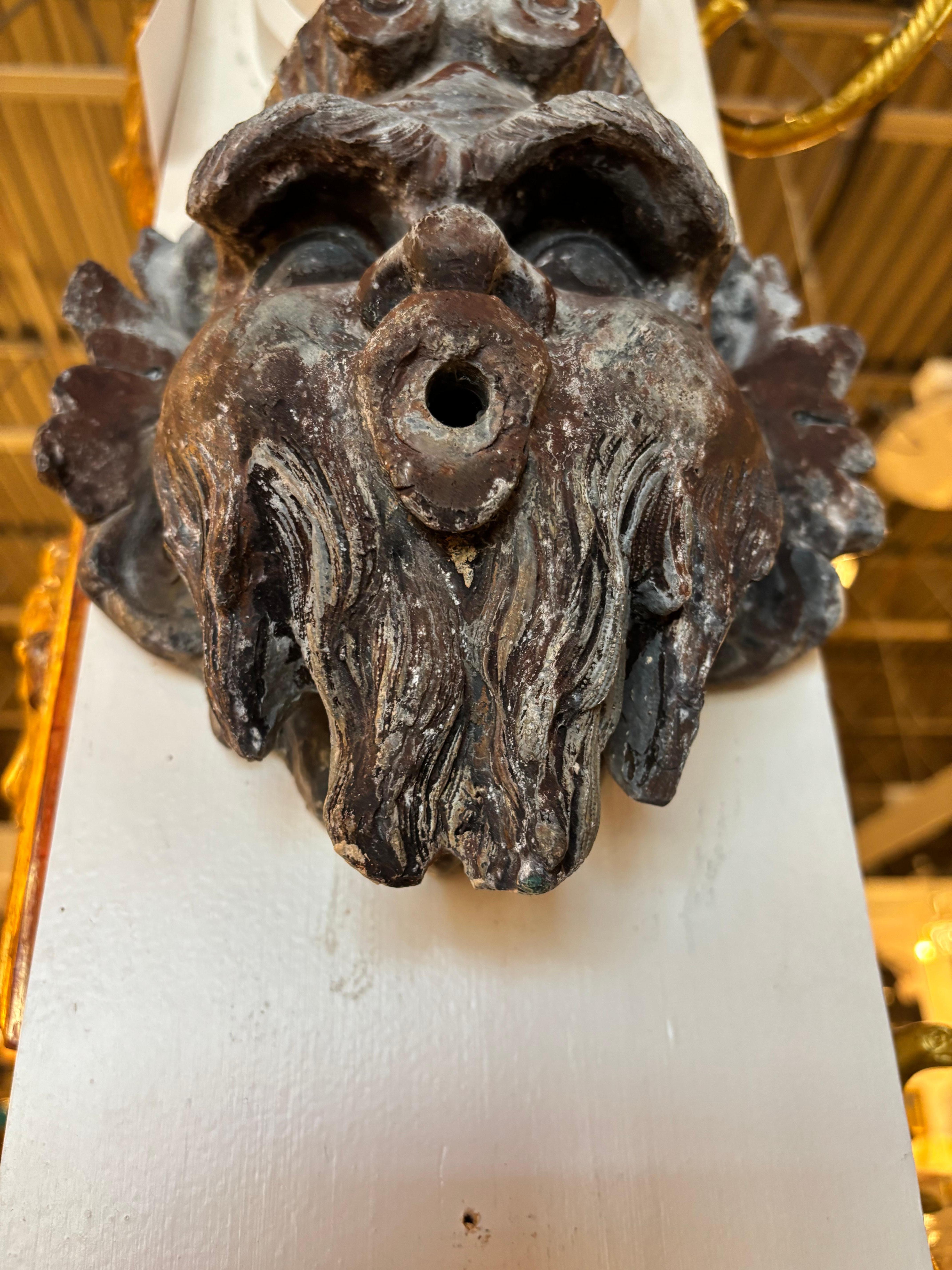 Fuente de plomo de estilo neoclásico francés del siglo XIX Cabeza de un dios del río en venta 4