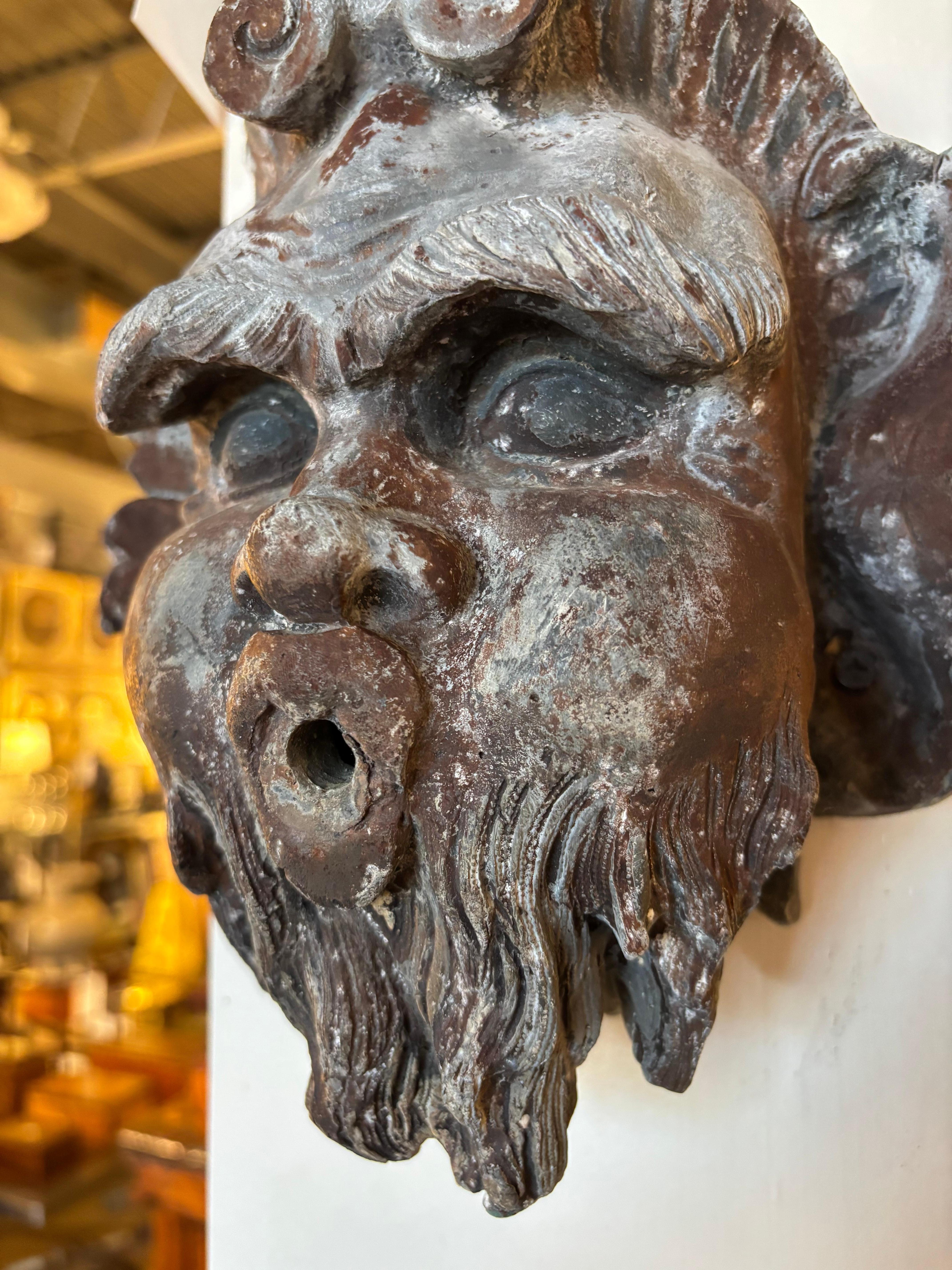 Fuente de plomo de estilo neoclásico francés del siglo XIX Cabeza de un dios del río en venta 7