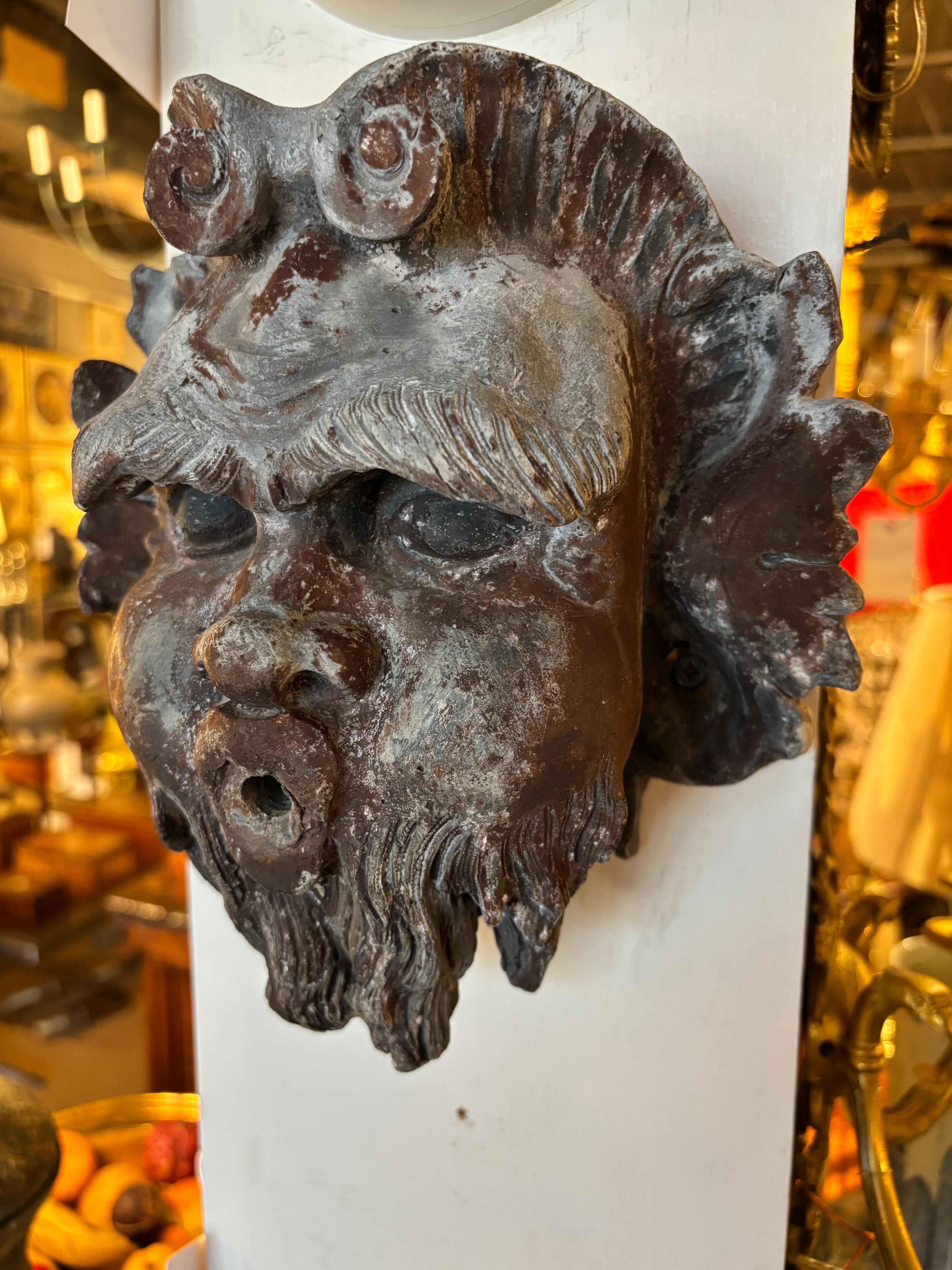 Fuente de plomo de estilo neoclásico francés del siglo XIX Cabeza de un dios del río Neoclásico en venta