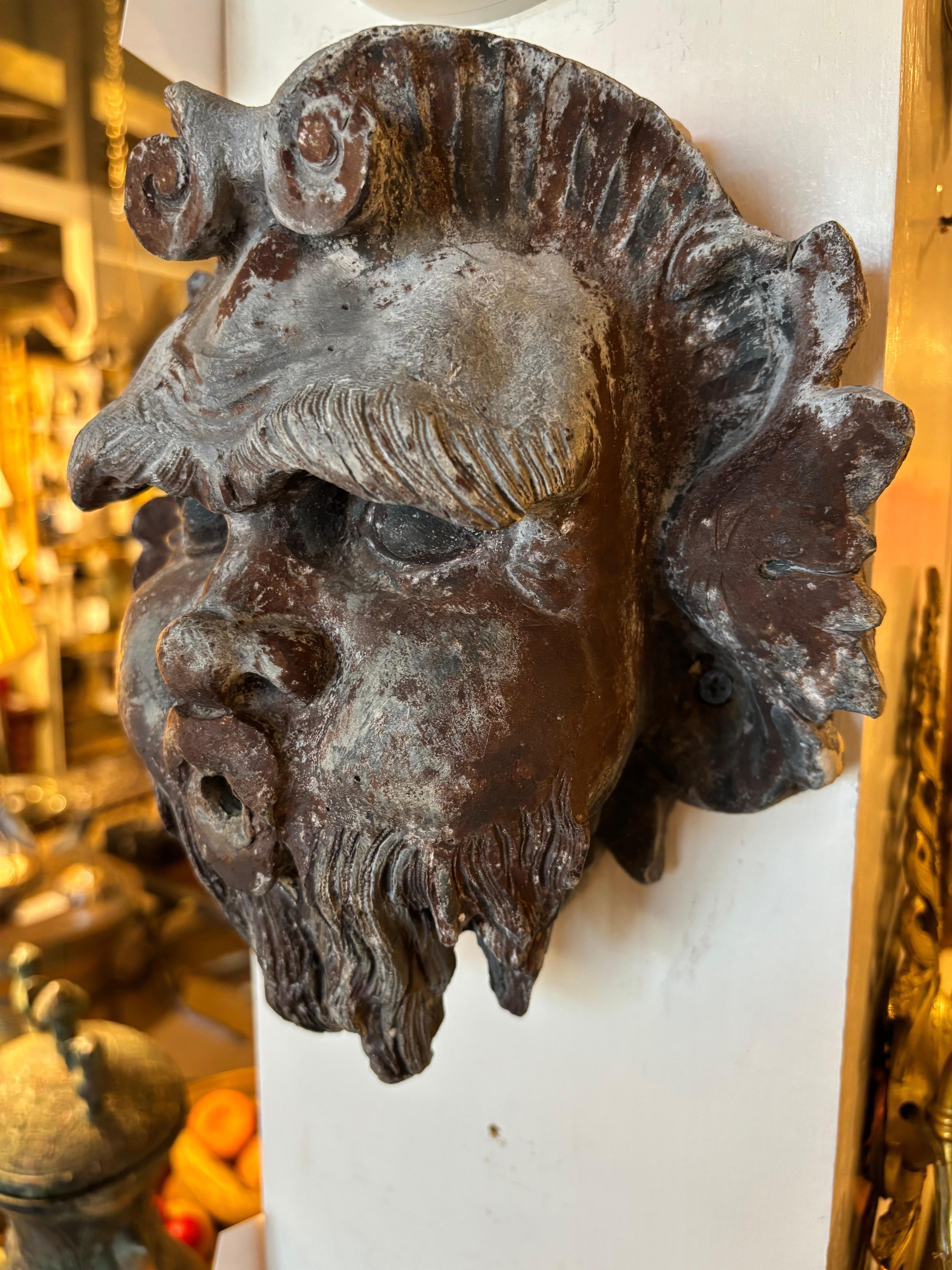 Fuente de plomo de estilo neoclásico francés del siglo XIX Cabeza de un dios del río Francés en venta