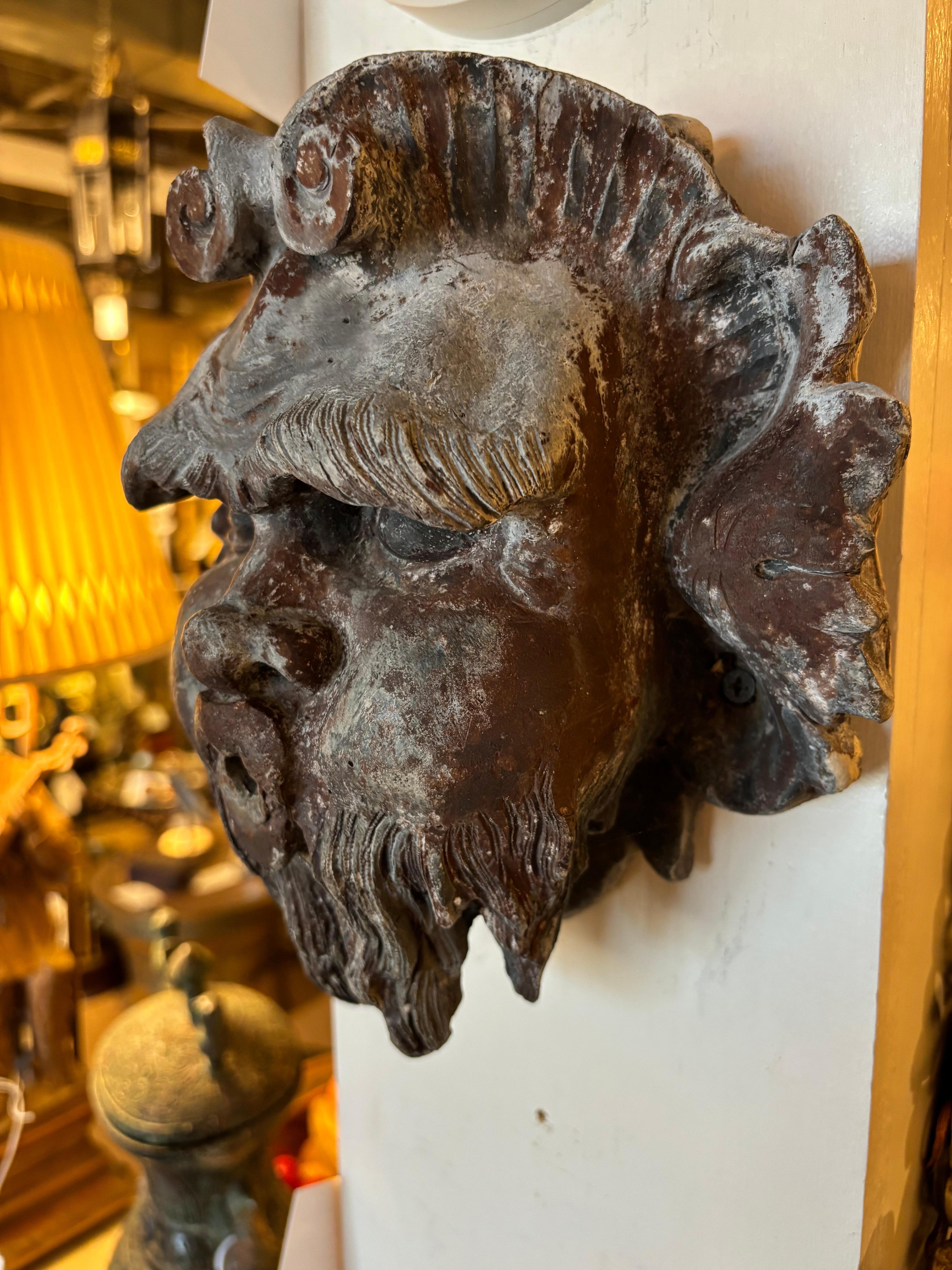 Fuente de plomo de estilo neoclásico francés del siglo XIX Cabeza de un dios del río Vaciado en venta