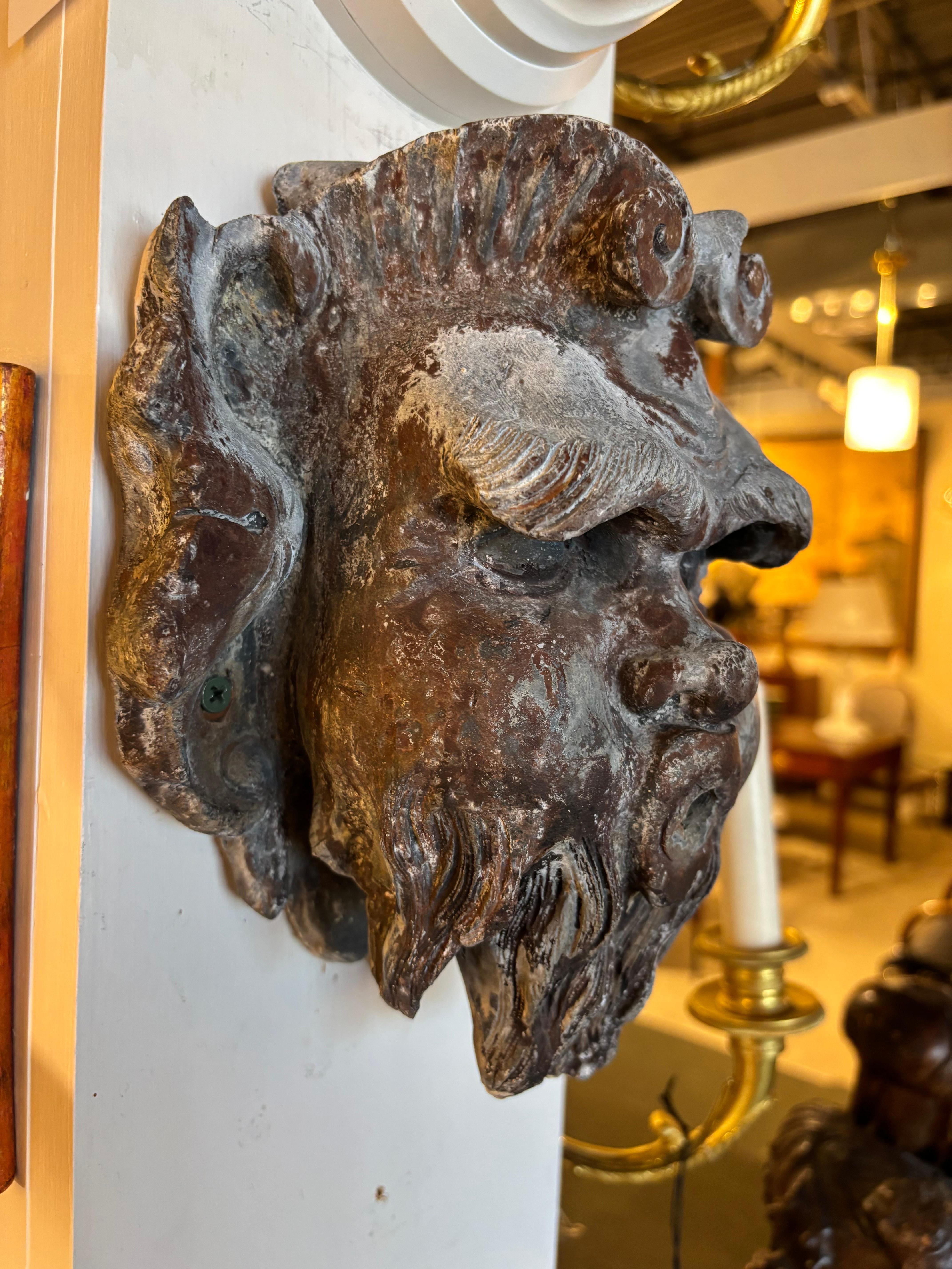 Fuente de plomo de estilo neoclásico francés del siglo XIX Cabeza de un dios del río en Bueno estado para la venta en Stamford, CT