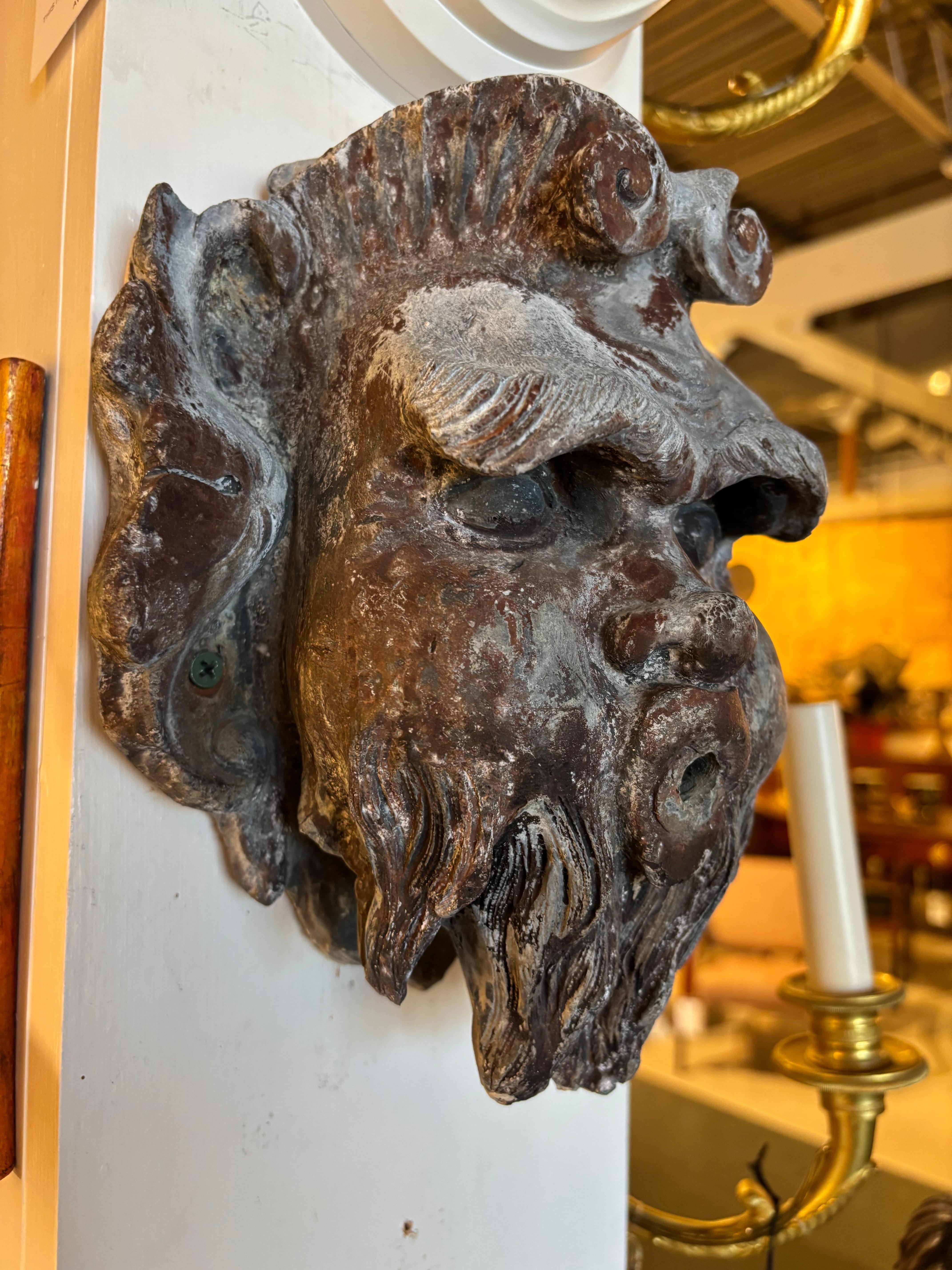 Fuente de plomo de estilo neoclásico francés del siglo XIX Cabeza de un dios del río Plomo en venta