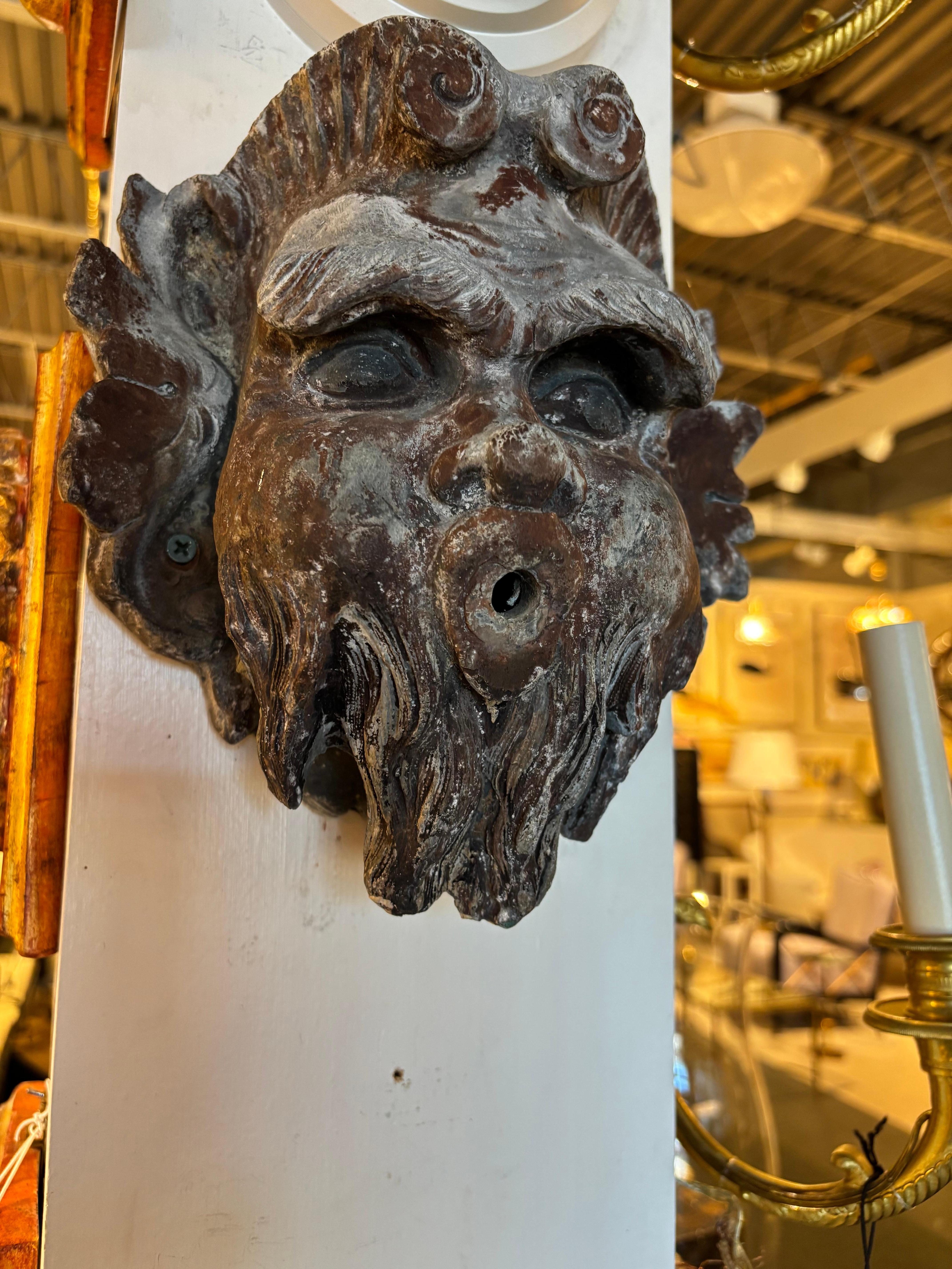 Fuente de plomo de estilo neoclásico francés del siglo XIX Cabeza de un dios del río en venta 1