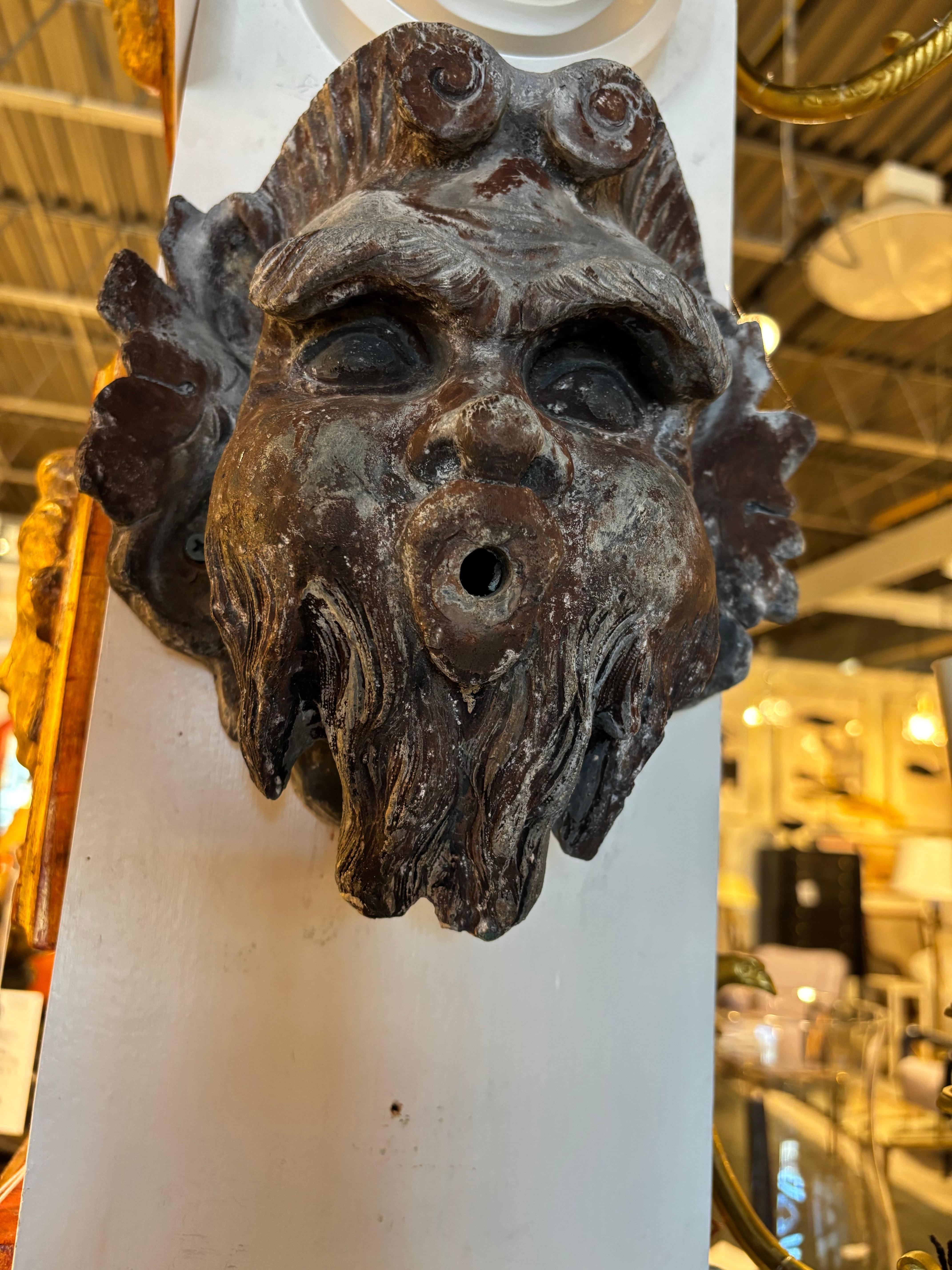 Fuente de plomo de estilo neoclásico francés del siglo XIX Cabeza de un dios del río en venta 2