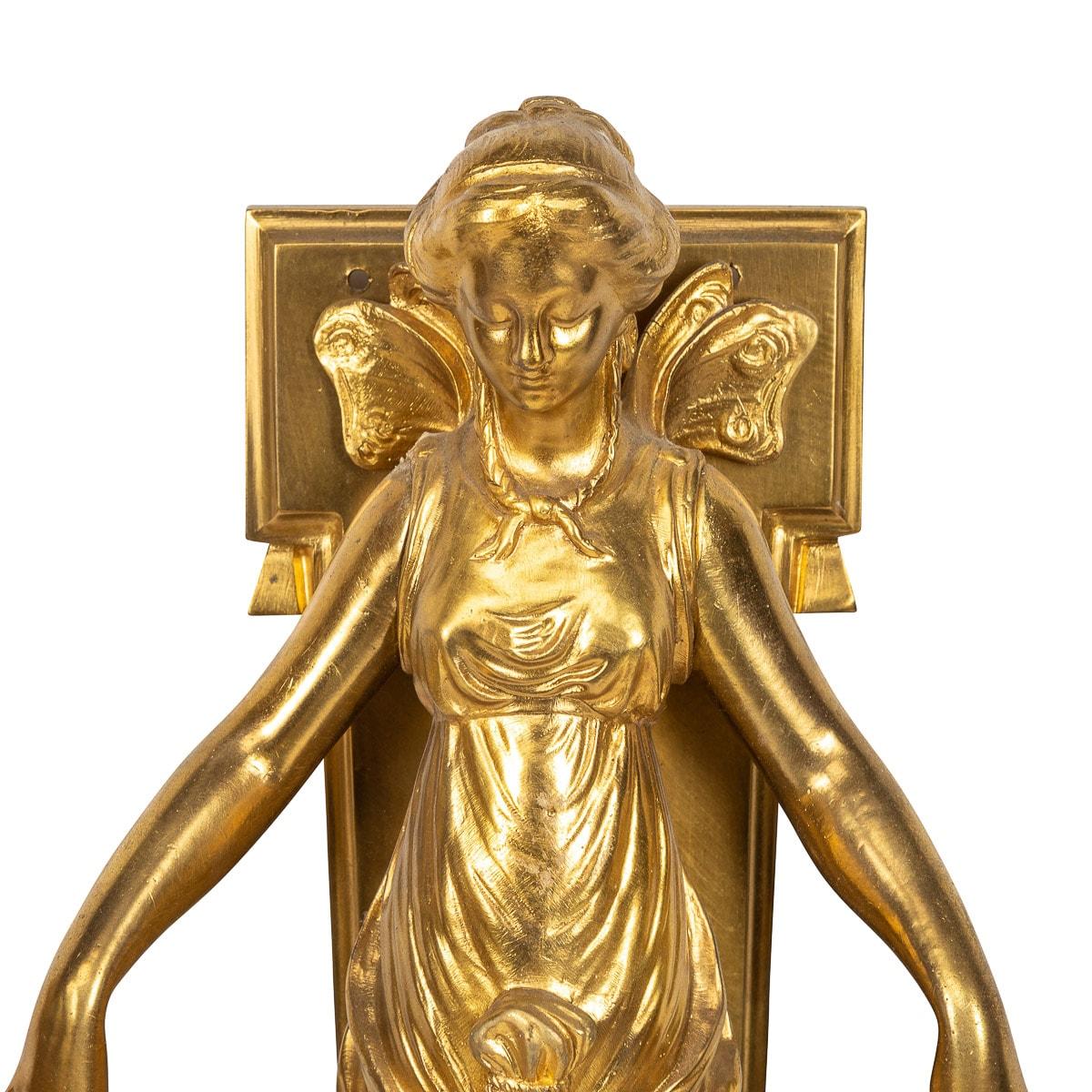 Ancienne paire d'appliques en bronze d'or du 19ème siècle. Cette paire de lampes est ornée d'une figure féminine magnifiquement modelée, portant une robe et des bras qui soutiennent les branches jumelles ornées de feuilles d'acanthe et de rinceaux