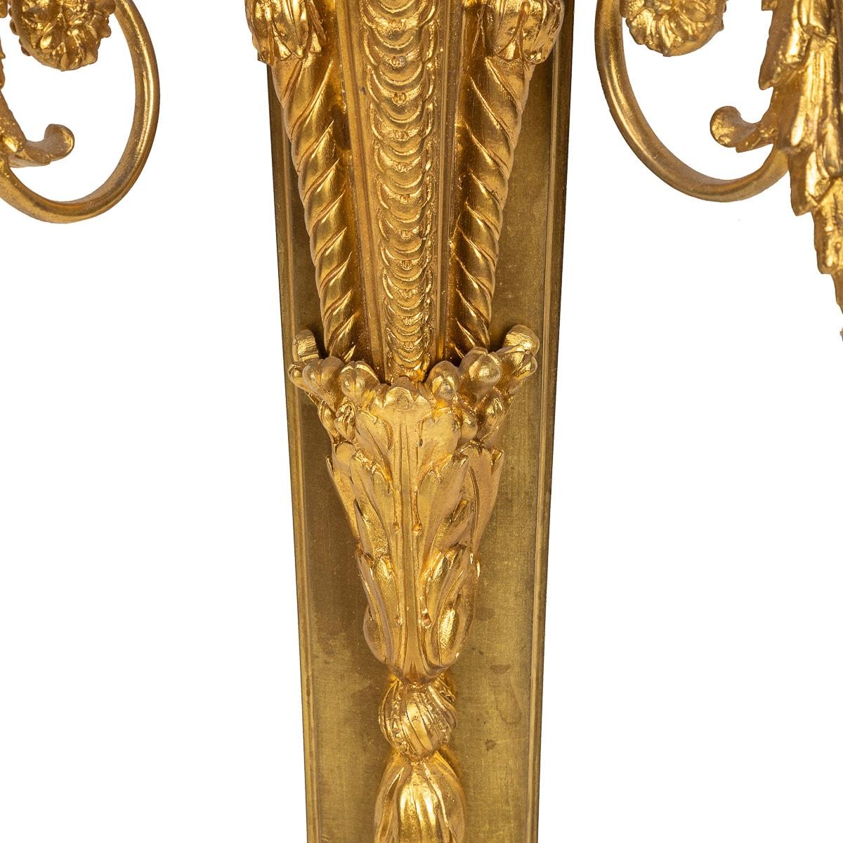 XIXe siècle Paire d'appliques en bronze doré de style néoclassique français du 19ème siècle, vers 1870 en vente
