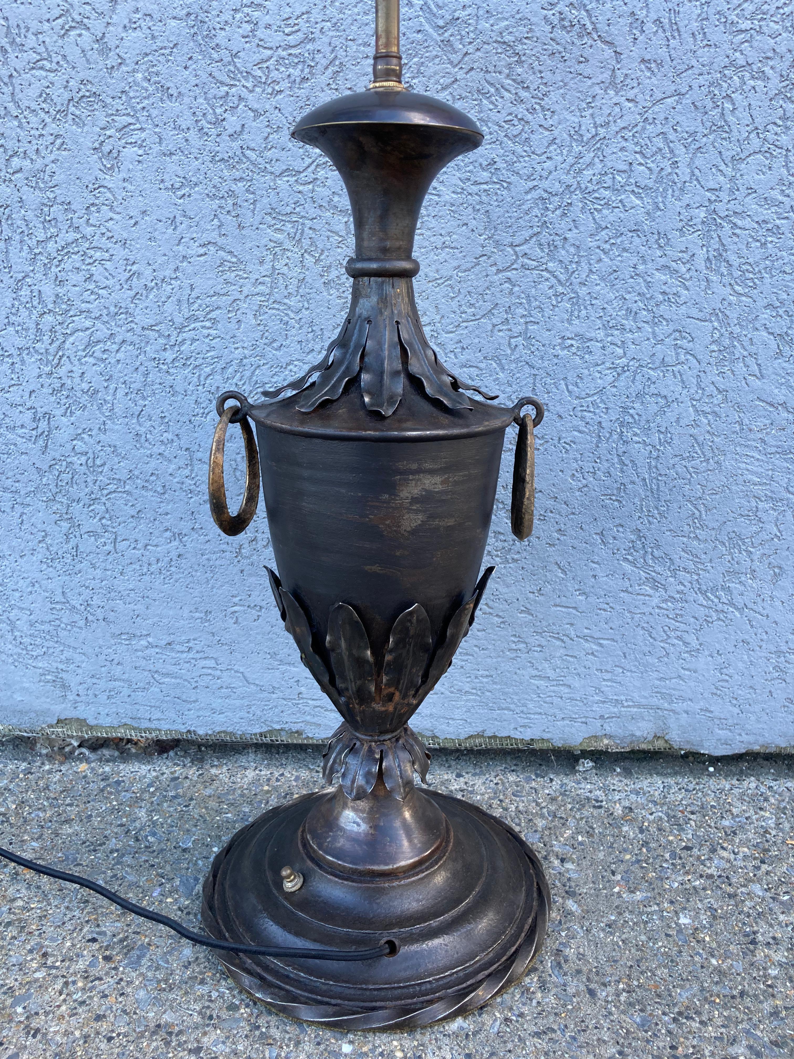 Lampe de table néoclassique française en acier en forme d'urne, 19e siècle en vente 4