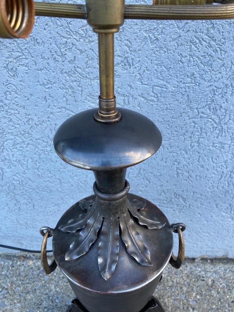 Français Lampe de table néoclassique française en acier en forme d'urne, 19e siècle en vente