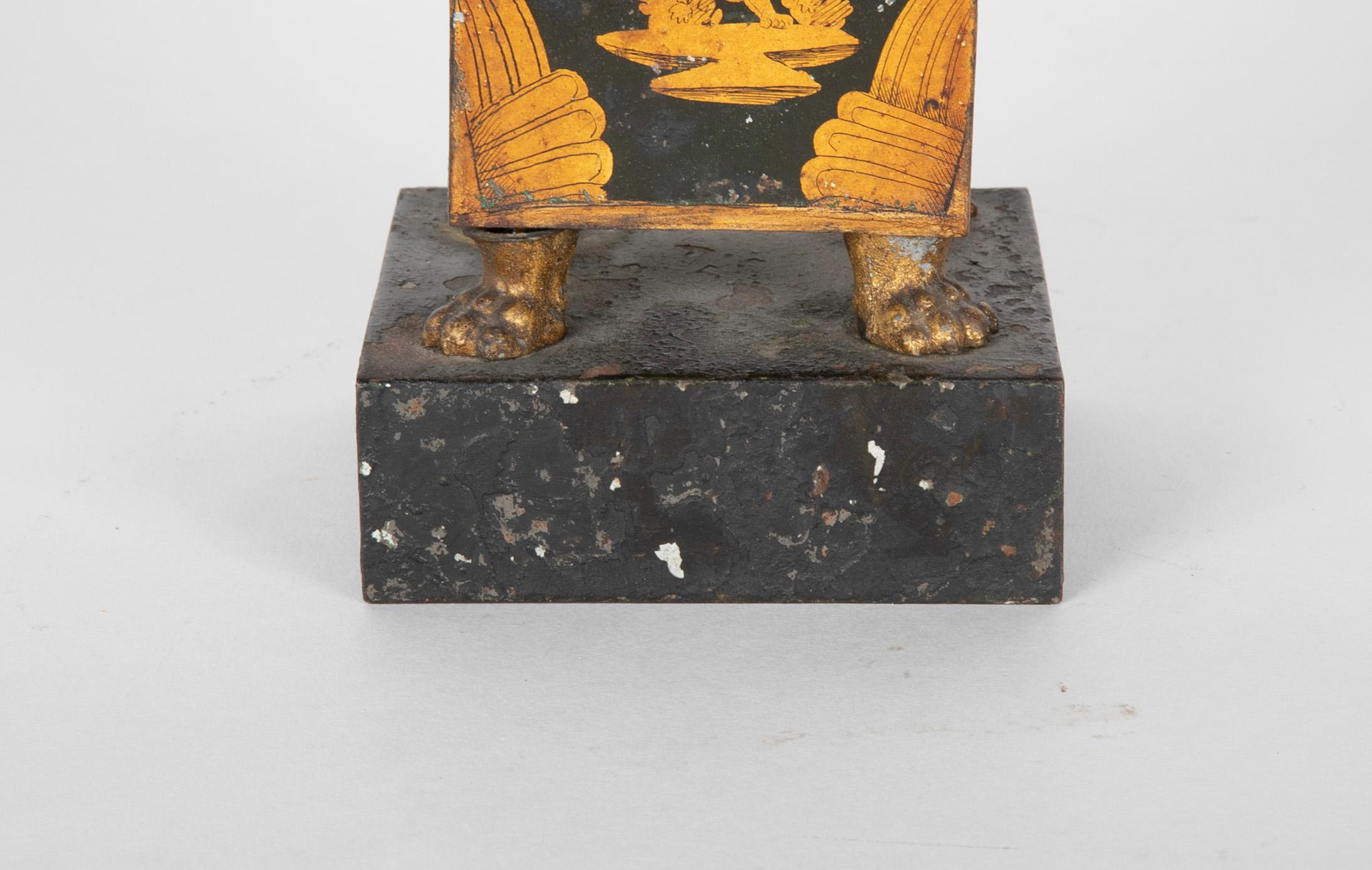 Néoclassique Cache-pot urne néoclassique français du 19ème siècle en tôle peinte et dorée en vente