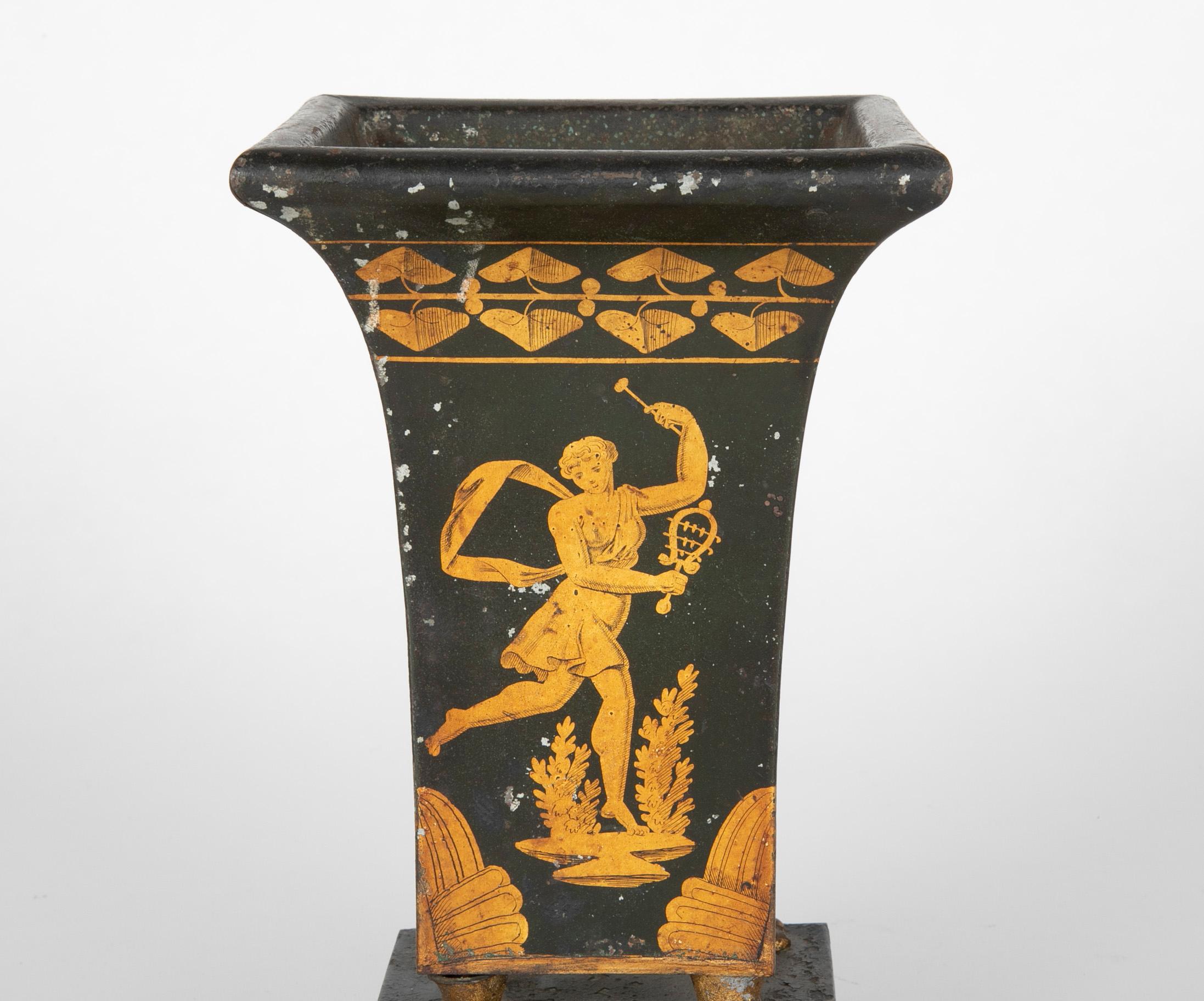 Français Cache-pot urne néoclassique français du 19ème siècle en tôle peinte et dorée en vente