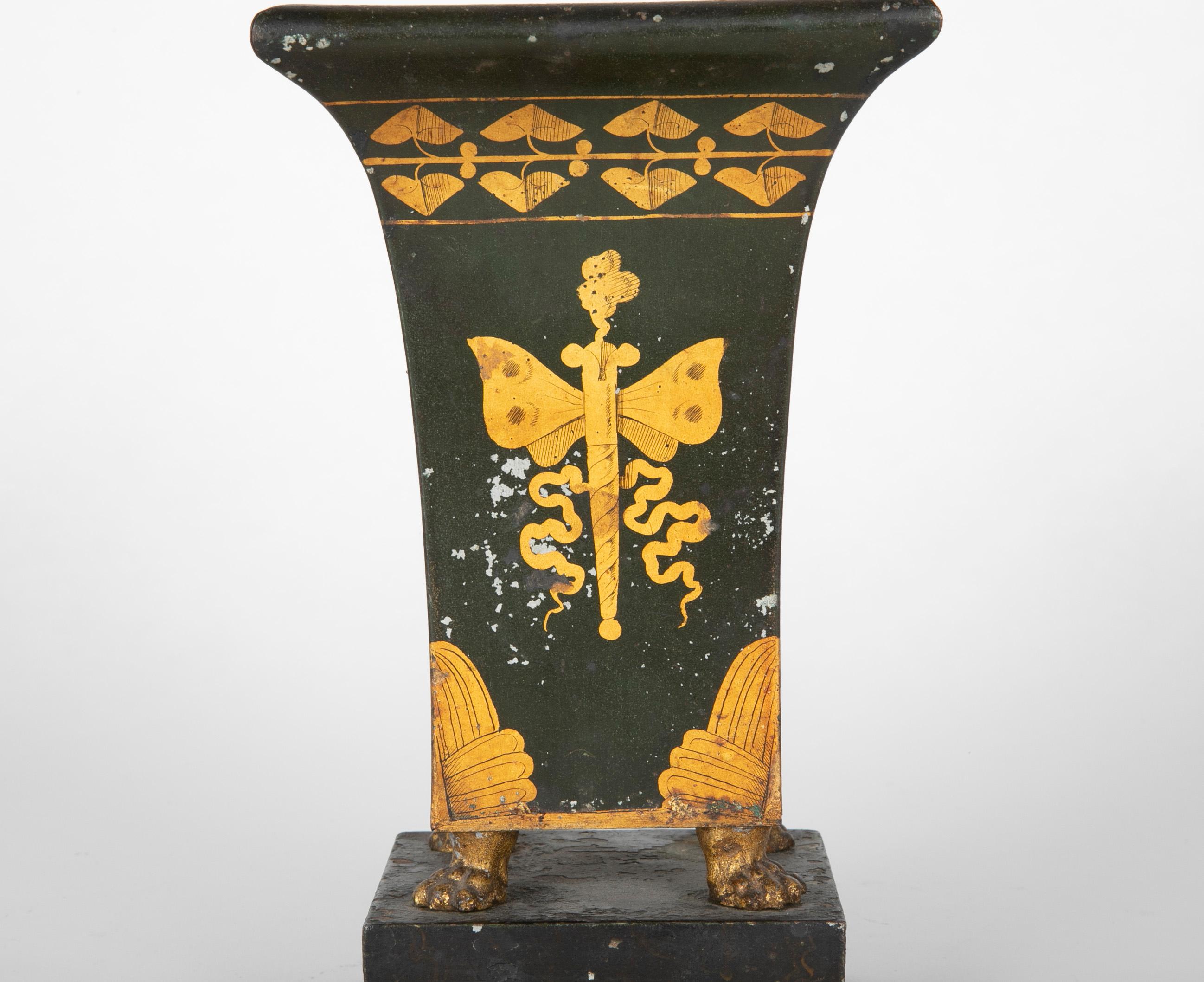 Doré Cache-pot urne néoclassique français du 19ème siècle en tôle peinte et dorée en vente