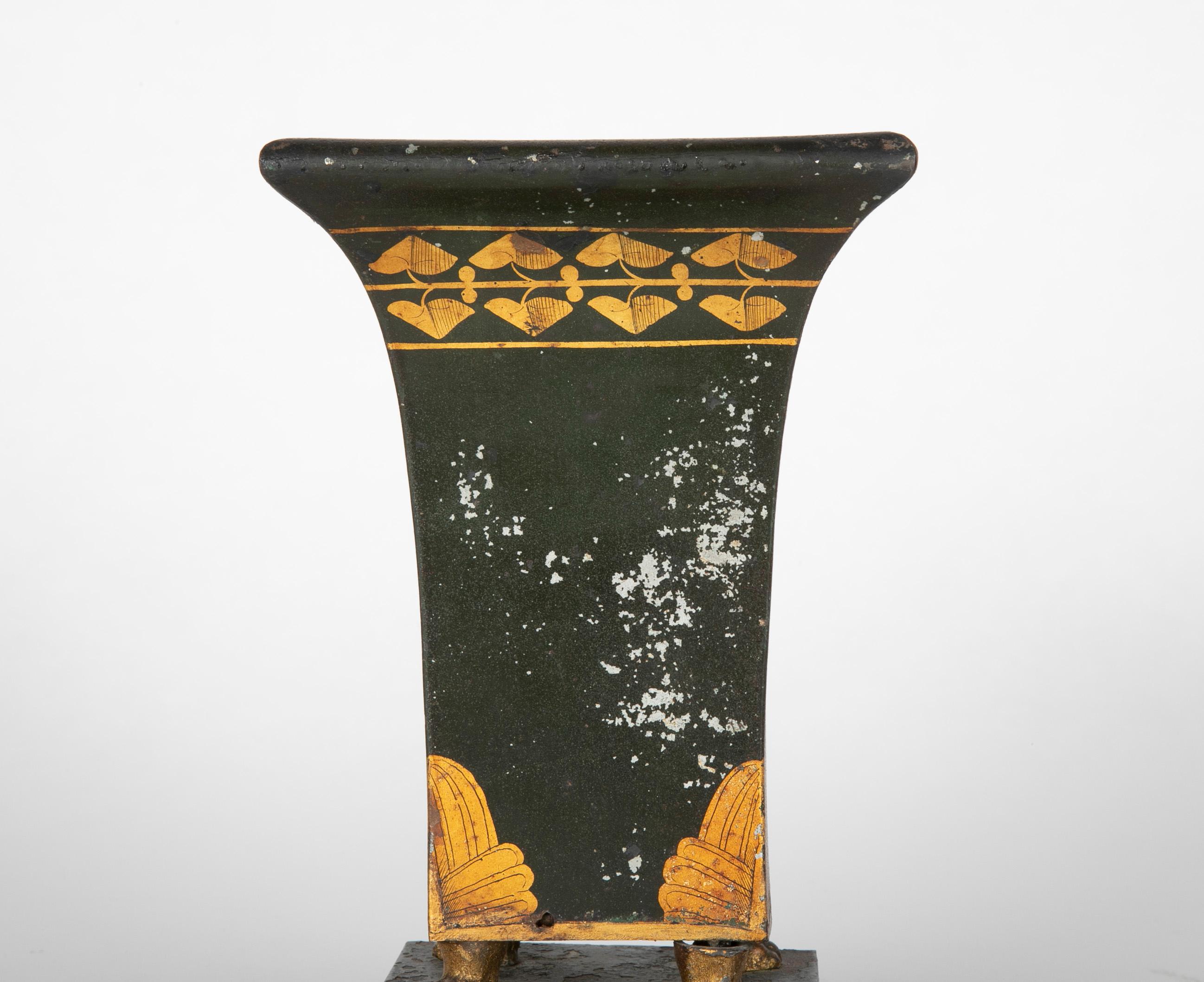 Cache-pot urne néoclassique français du 19ème siècle en tôle peinte et dorée Bon état - En vente à Stamford, CT
